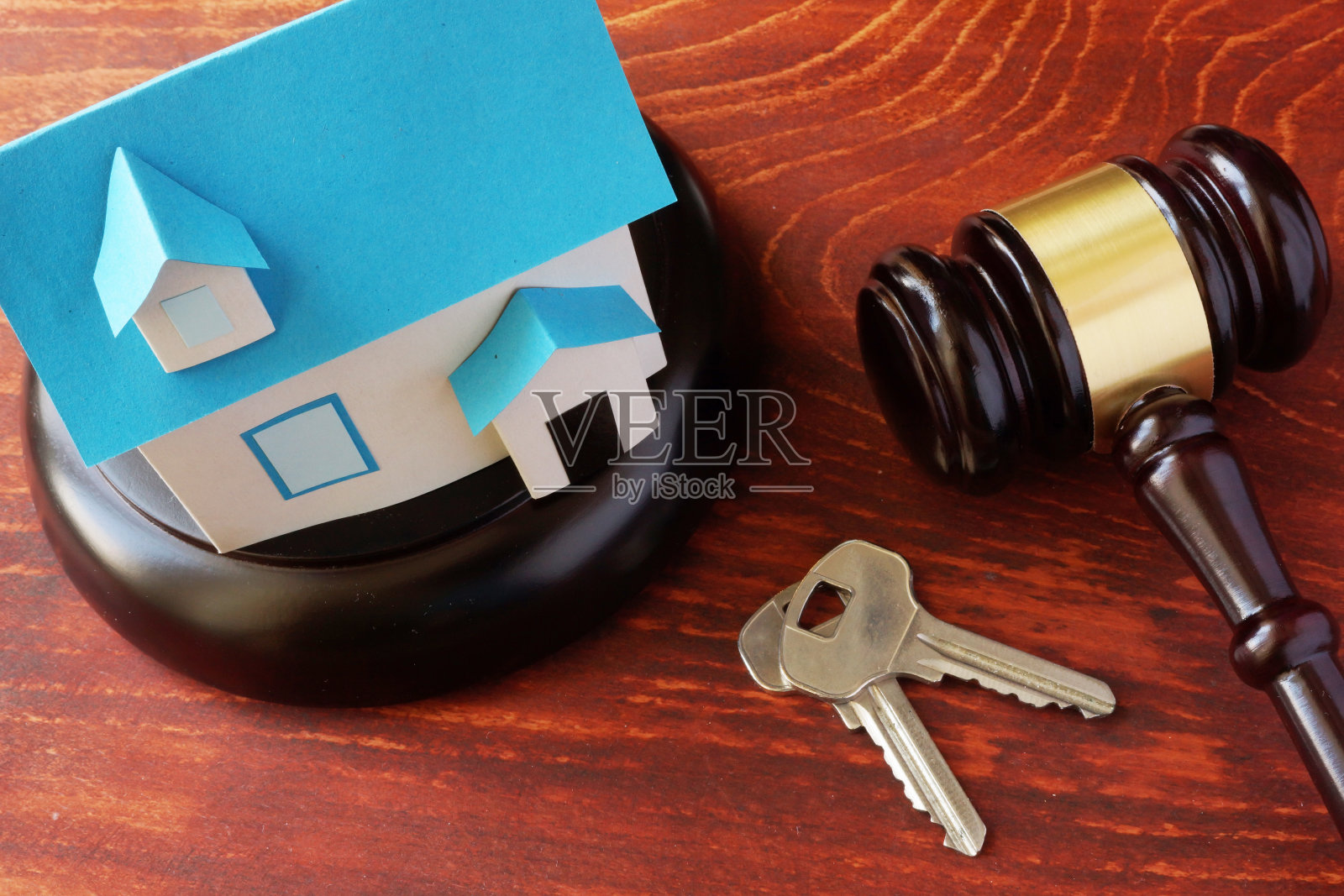 房地产法律概念。房子的模型和一把木槌。照片摄影图片