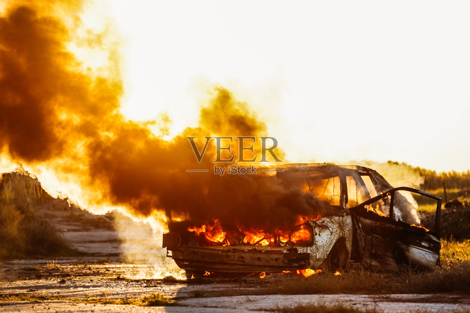 汽车被火焰和黑烟覆盖照片摄影图片