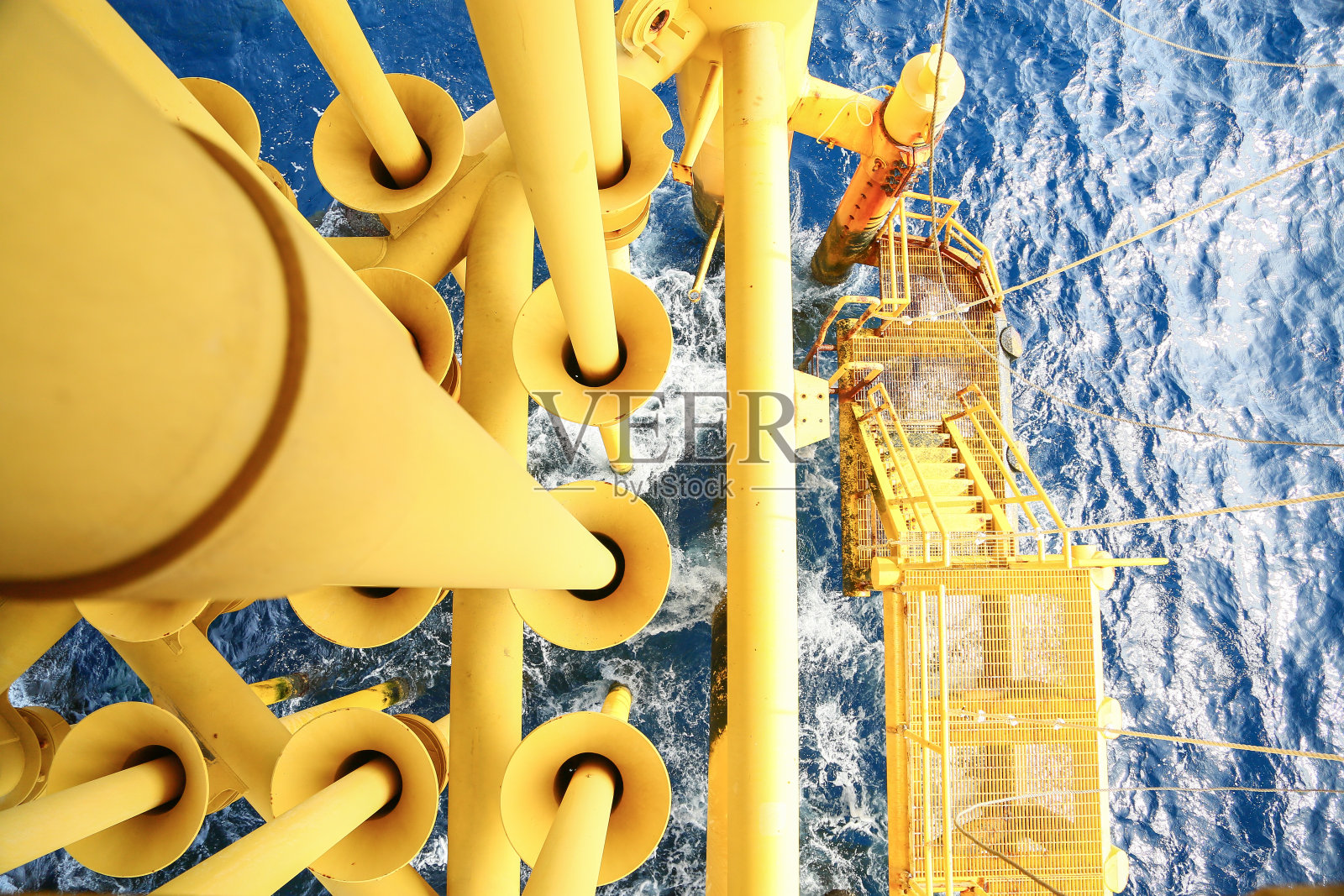 海上石油和天然气生产建设平台照片摄影图片