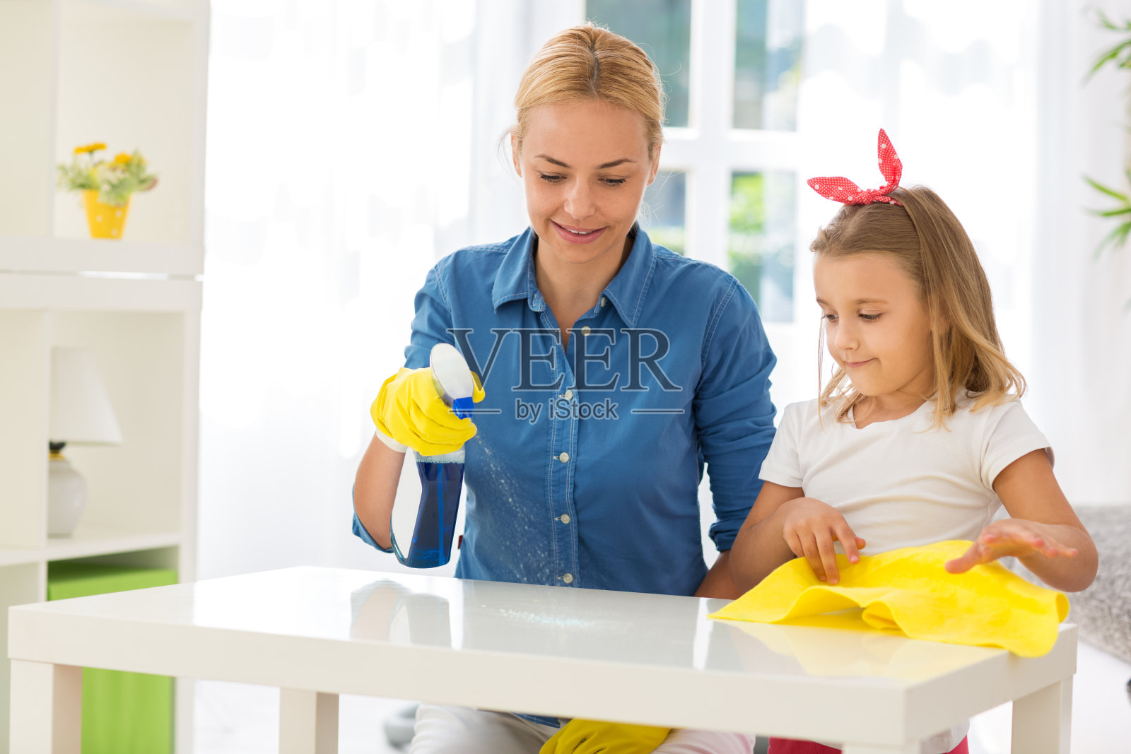快乐的妈妈和孩子打扫房间，玩得开心照片摄影图片