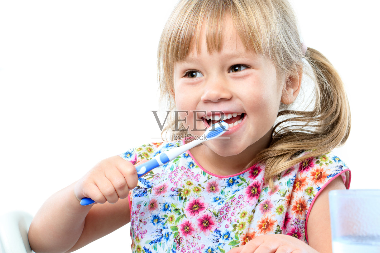 可爱的五岁正在刷牙。照片摄影图片