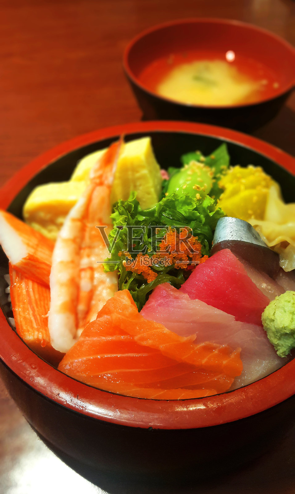 日本米饭拌生鱼片照片摄影图片