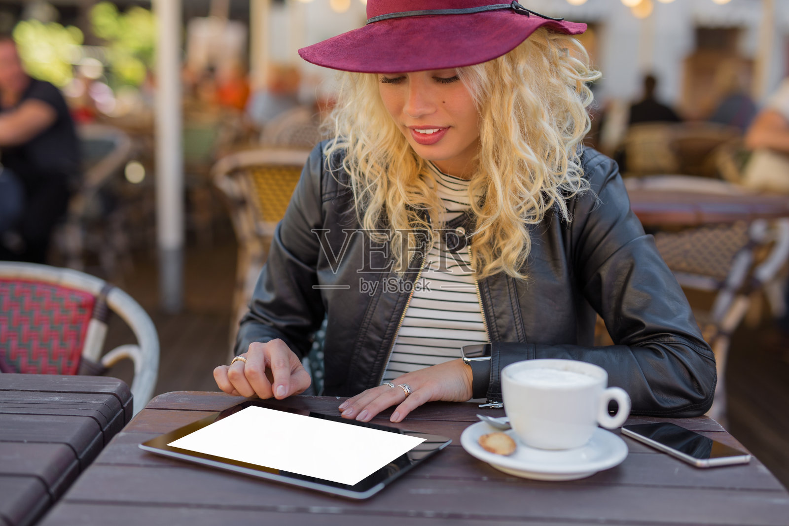 一个女人在咖啡馆用平板电脑照片摄影图片