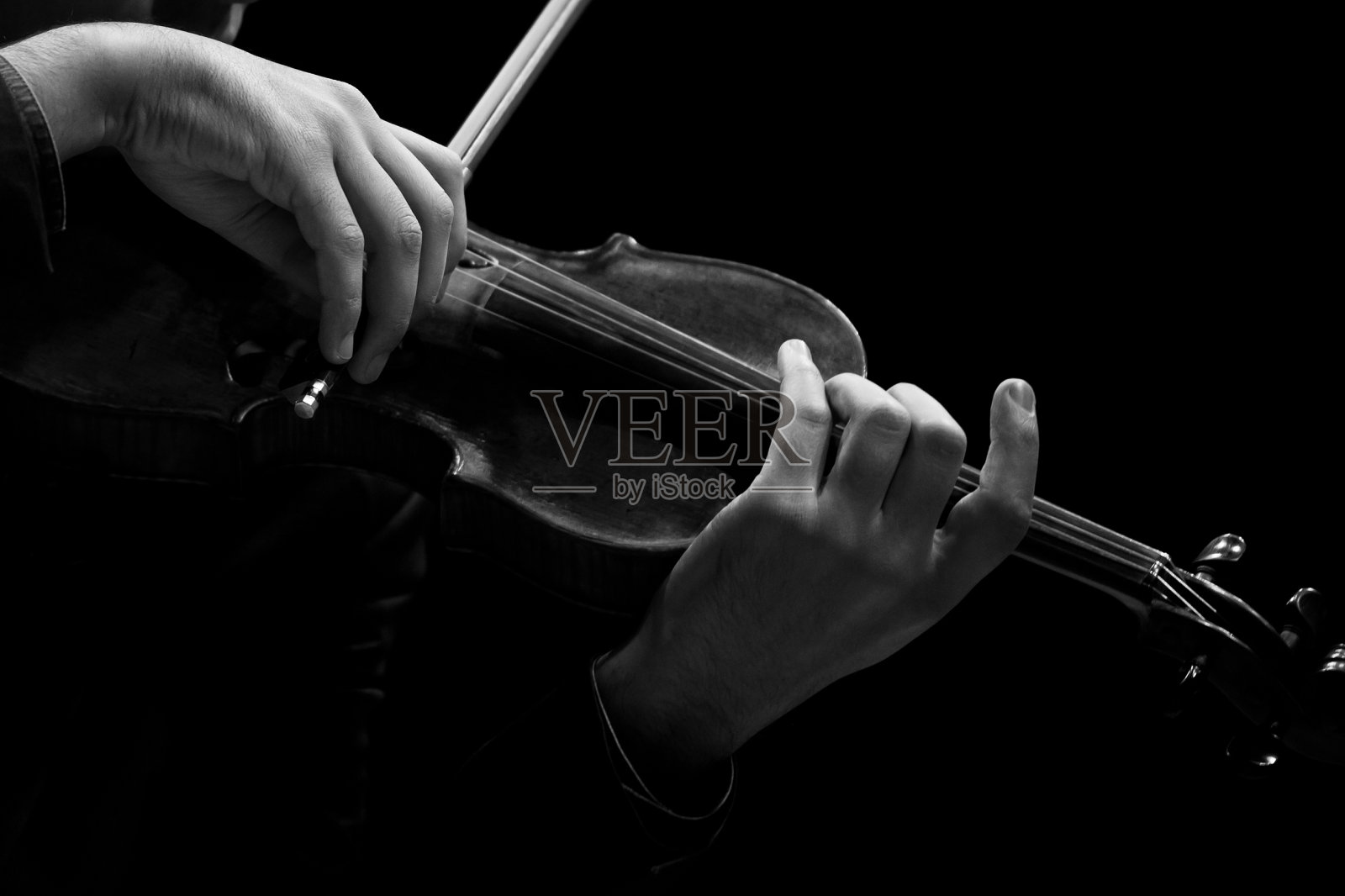 一个音乐家手中的小提琴特写照片摄影图片