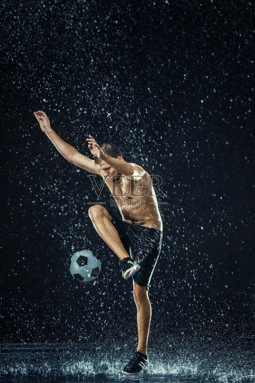 足球运动员周围的水滴照片摄影图片