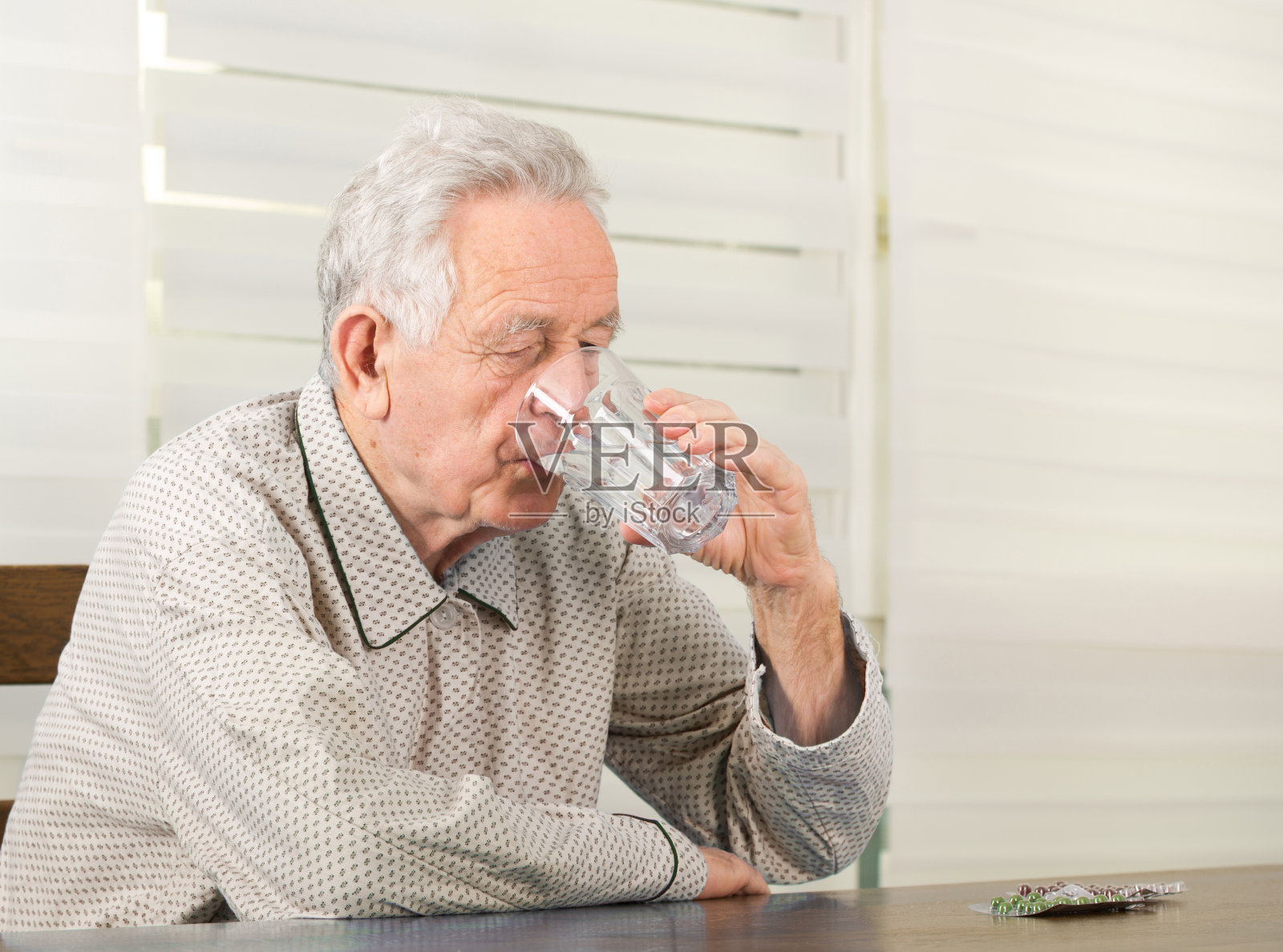老人在吃药照片摄影图片