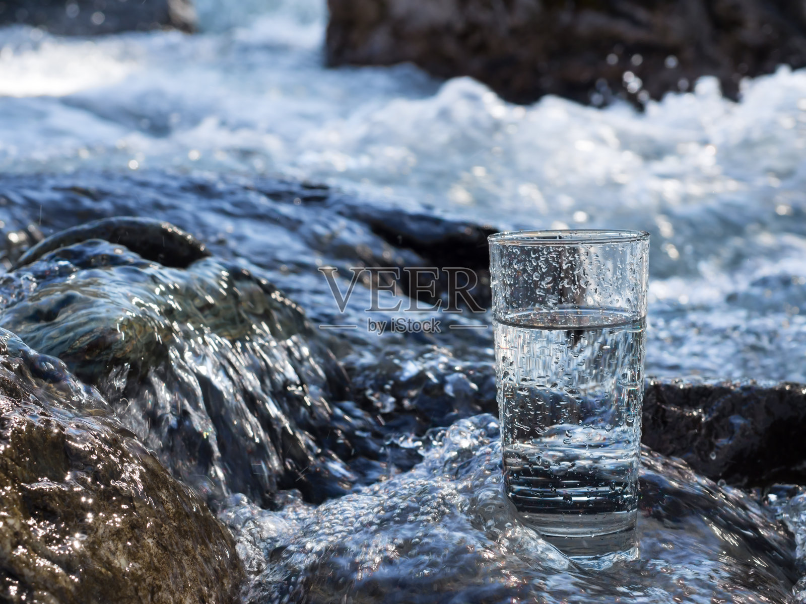 玻璃杯里的天然水照片摄影图片