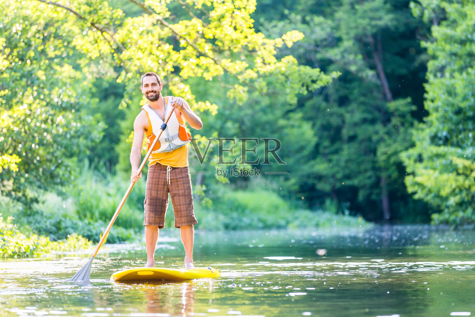 在河里划桨的人照片摄影图片