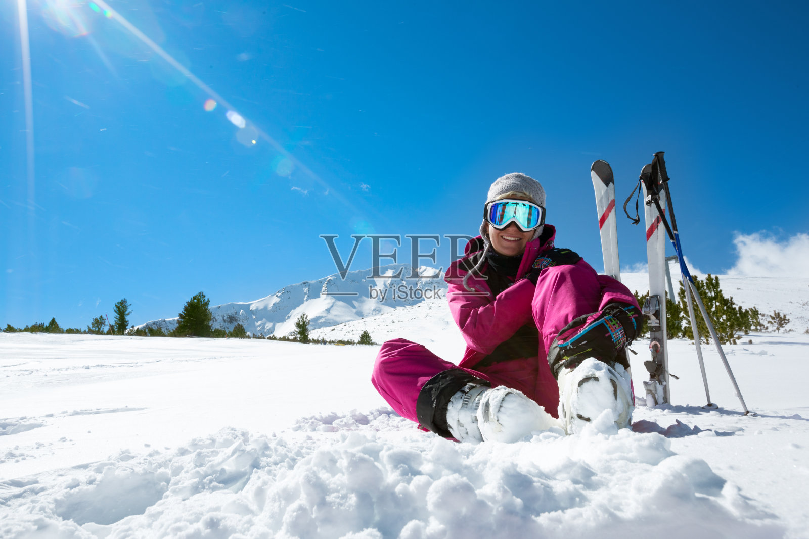滑雪者在滑雪坡上休息照片摄影图片