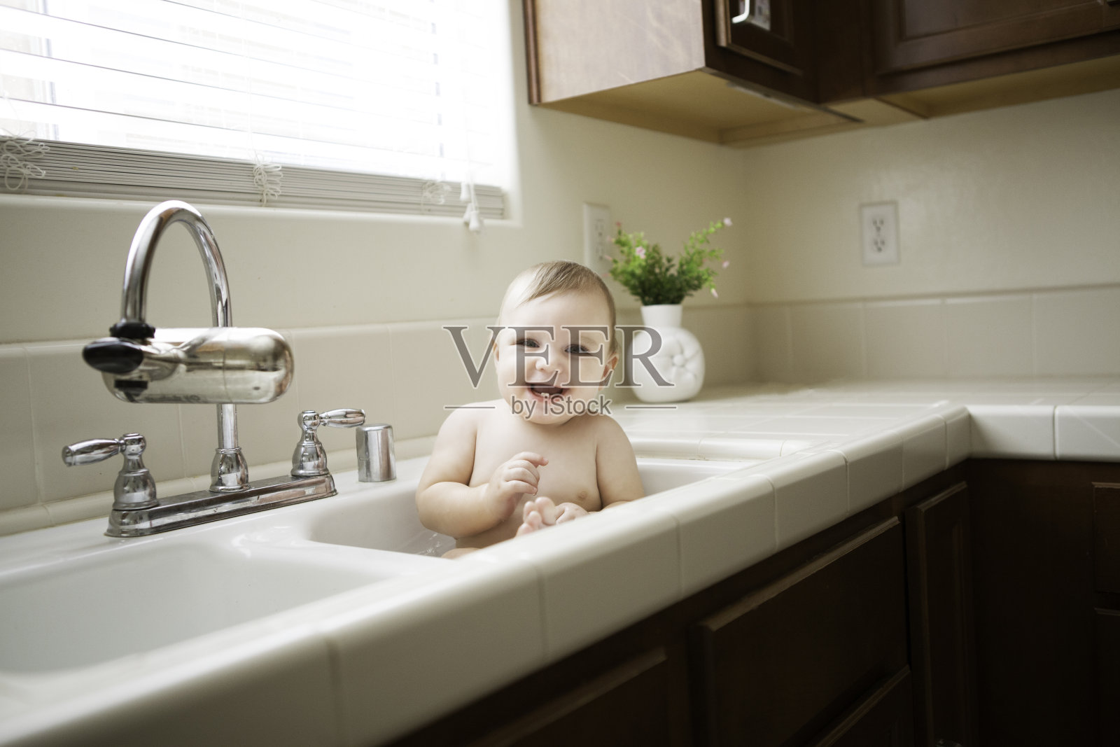 厨房水槽里的婴儿照片摄影图片
