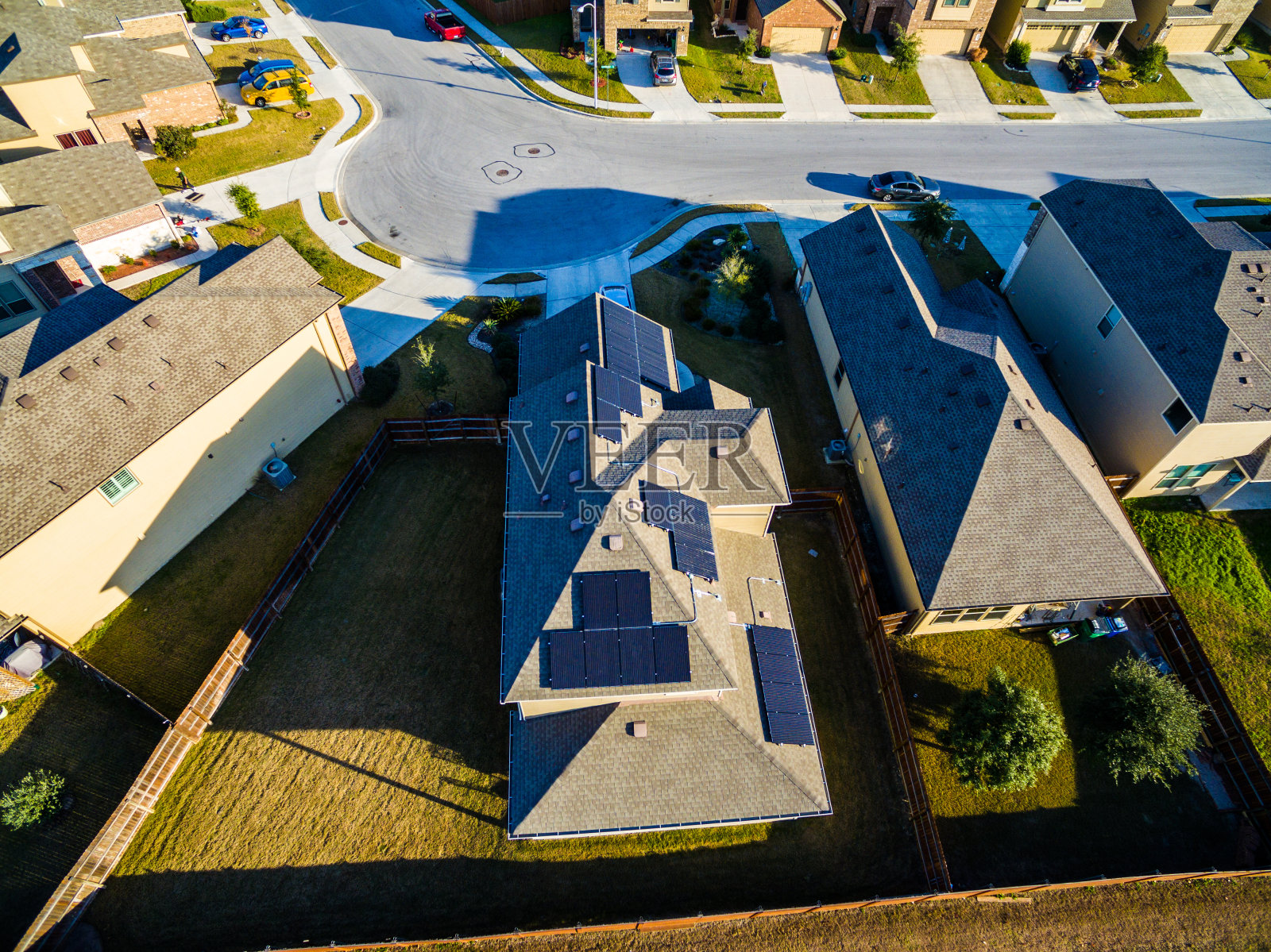 德克萨斯州郊区的家庭屋顶上有太阳能电池板照片摄影图片
