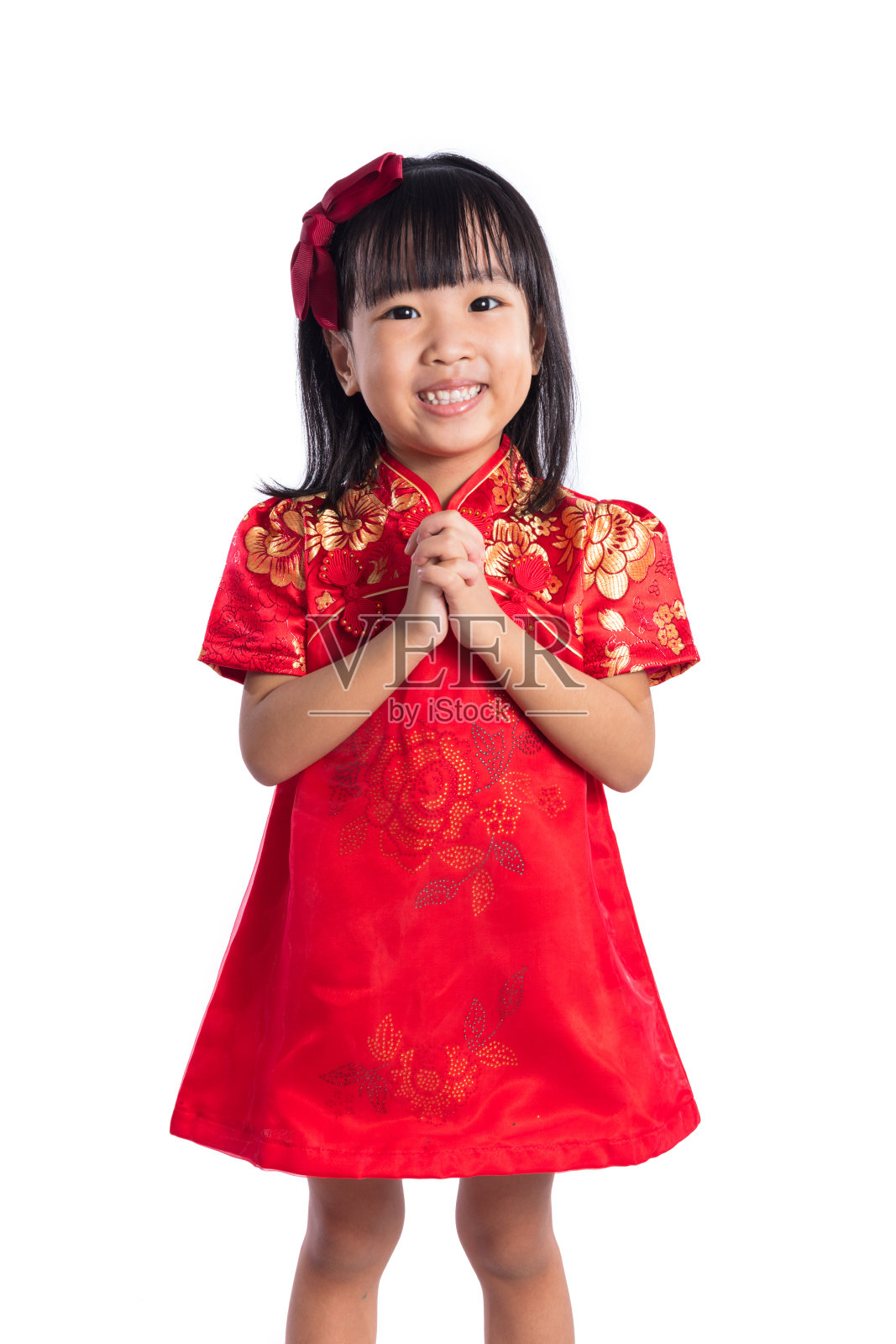 快乐的亚洲华人小个子穿着旗袍，做着问候手势照片摄影图片