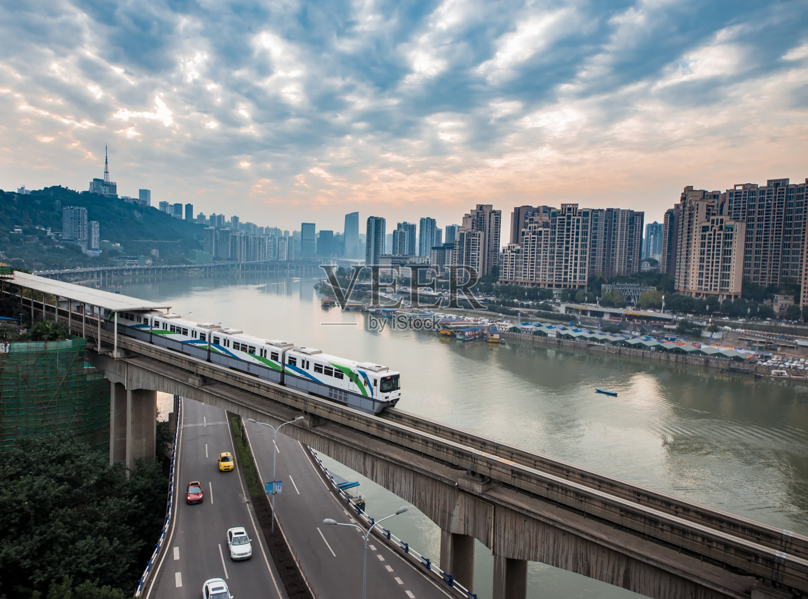 中国重庆高架轻轨，现代城市交通透视。照片摄影图片