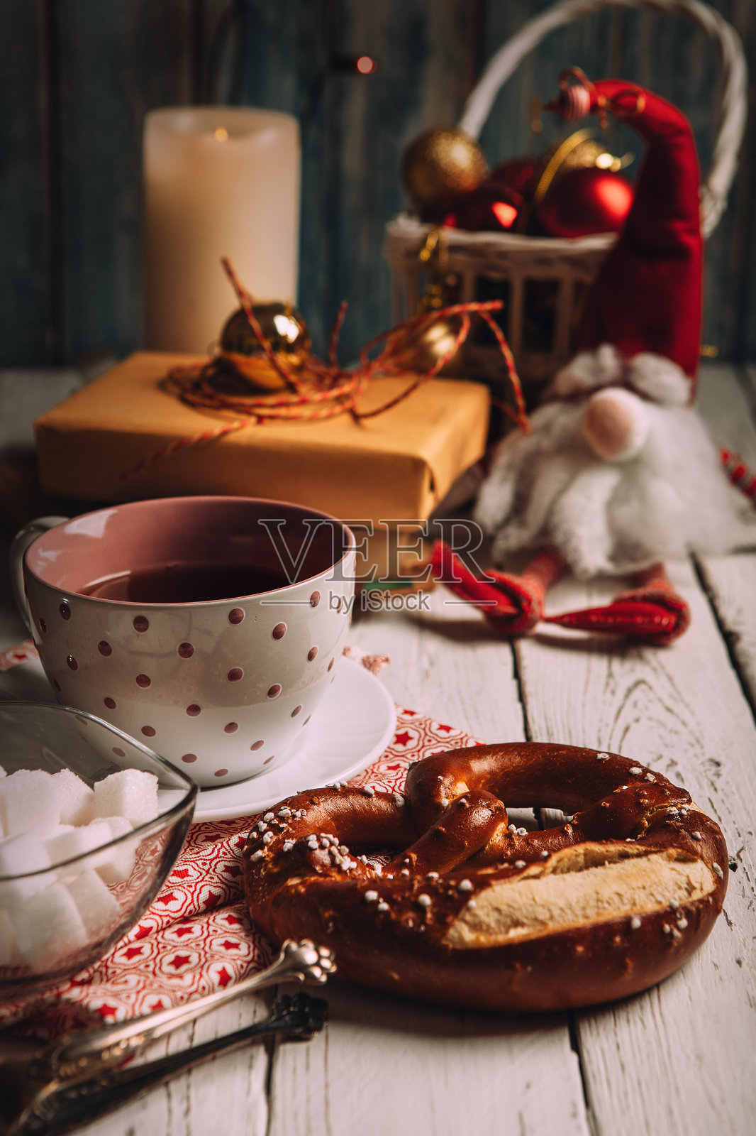一杯配有大椒盐卷饼和圣诞装饰的茶照片摄影图片