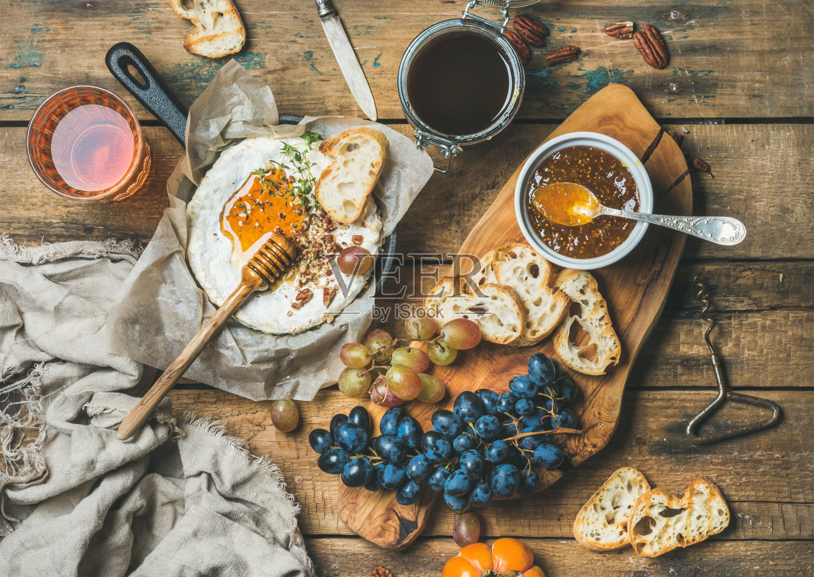 奶酪，水果，坚果和葡萄酒设置在乡村木制背景照片摄影图片