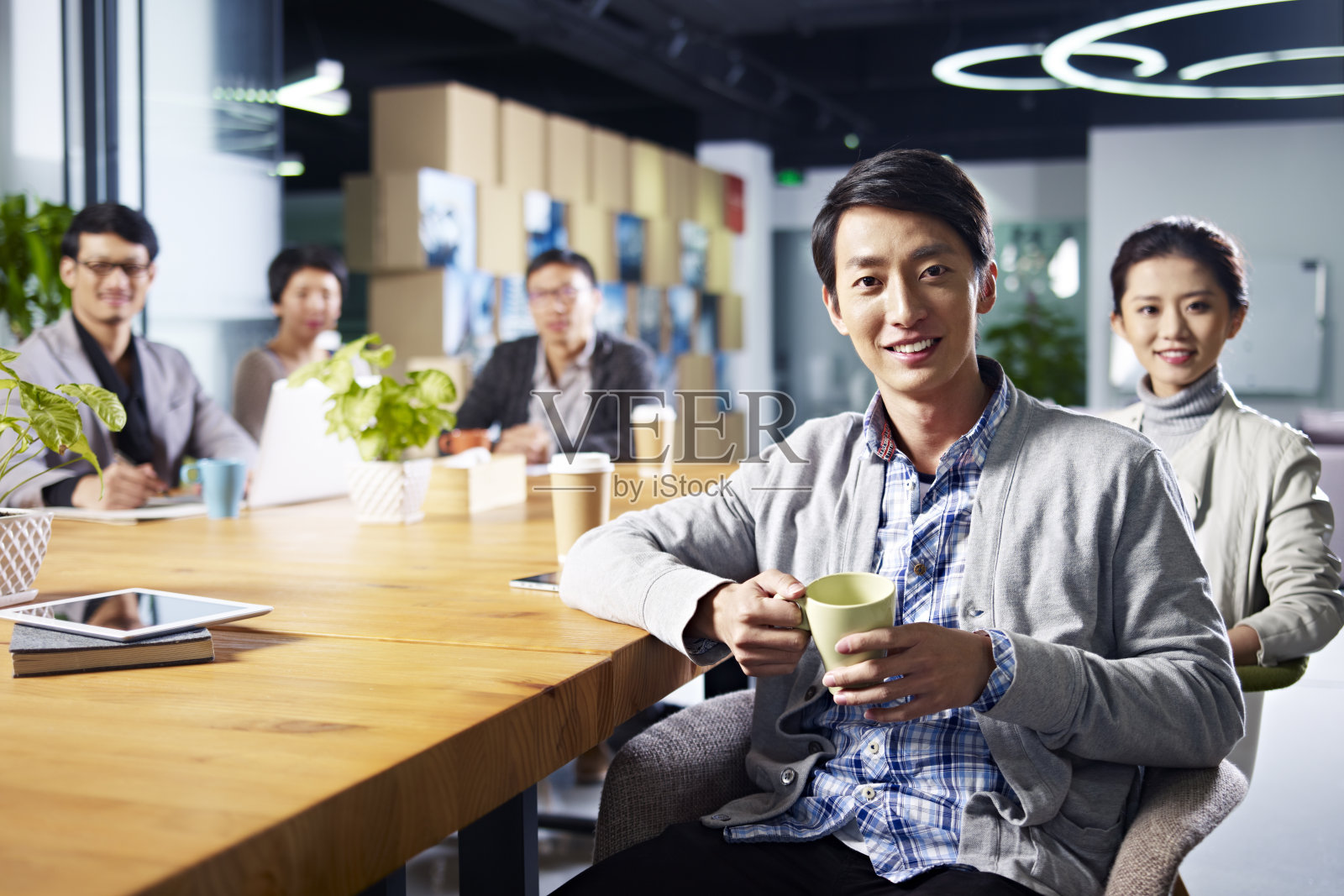 年轻的亚洲企业家在办公室会面照片摄影图片