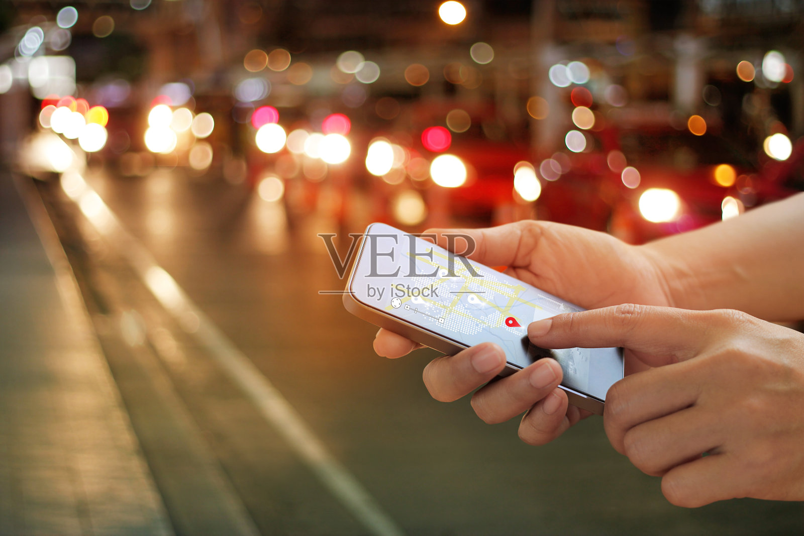 一名男子在街上用智能手机上的导航应用照片摄影图片