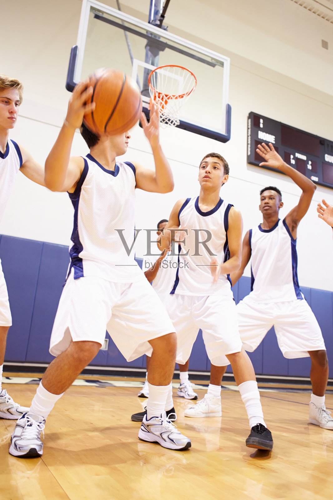 高中男子篮球队比赛照片摄影图片