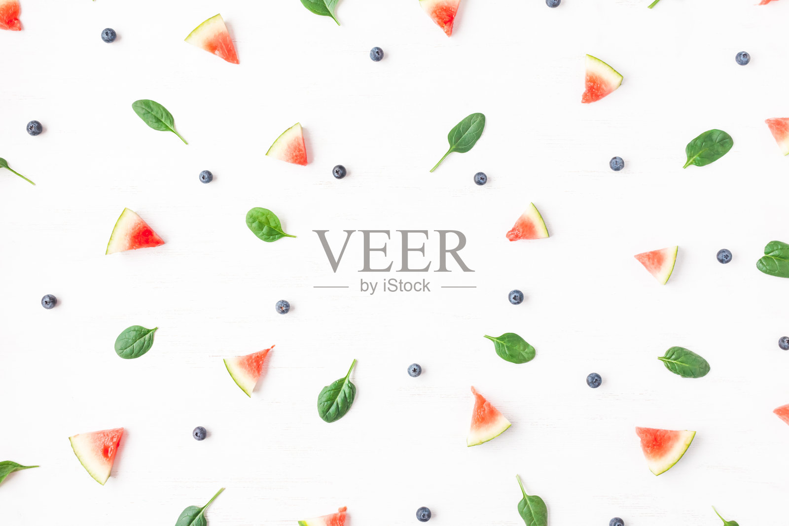 西瓜片，蓝莓和菠菜叶。夏天的概念。平躺照片摄影图片