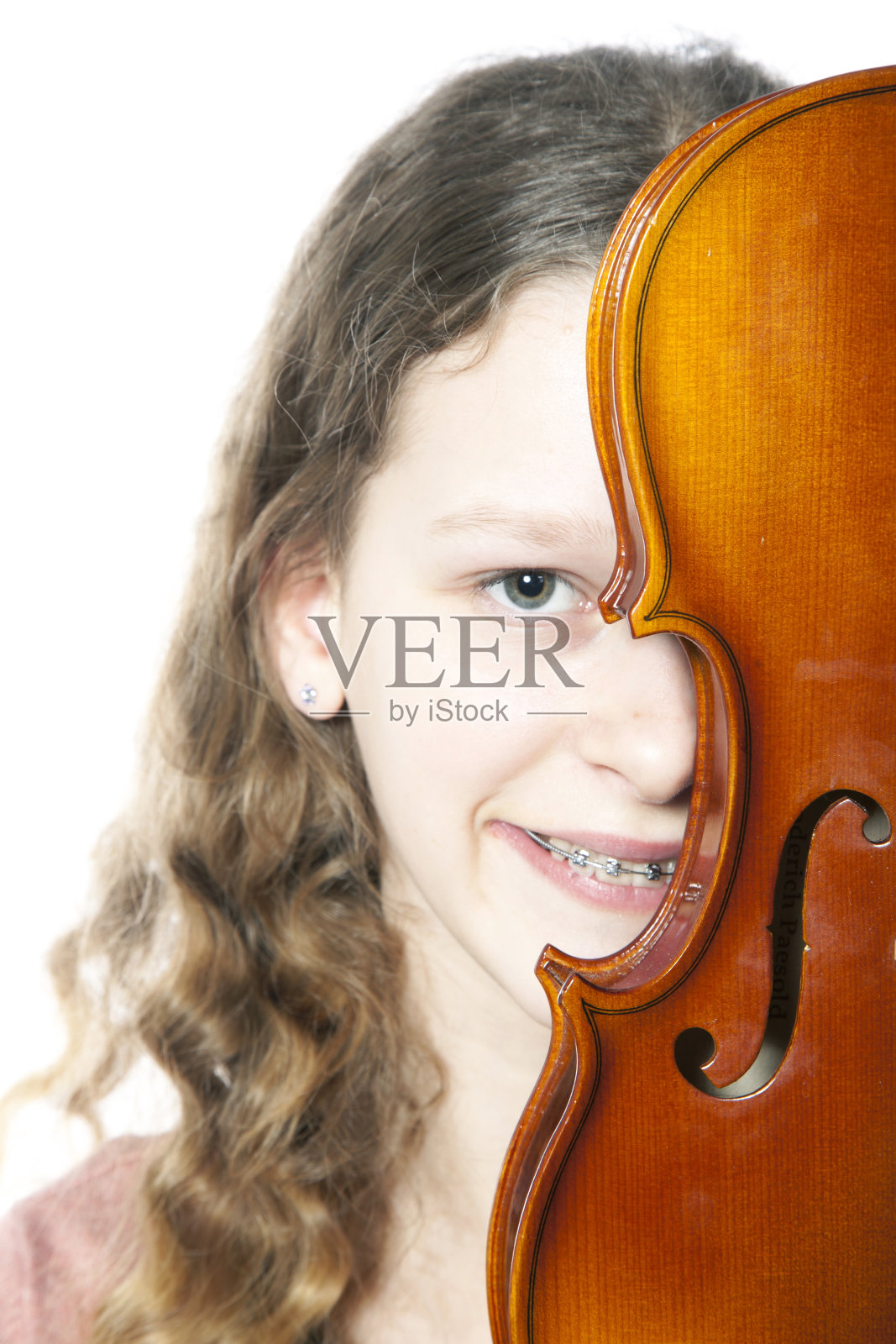 年轻的女孩在小提琴后面戴着背带照片摄影图片
