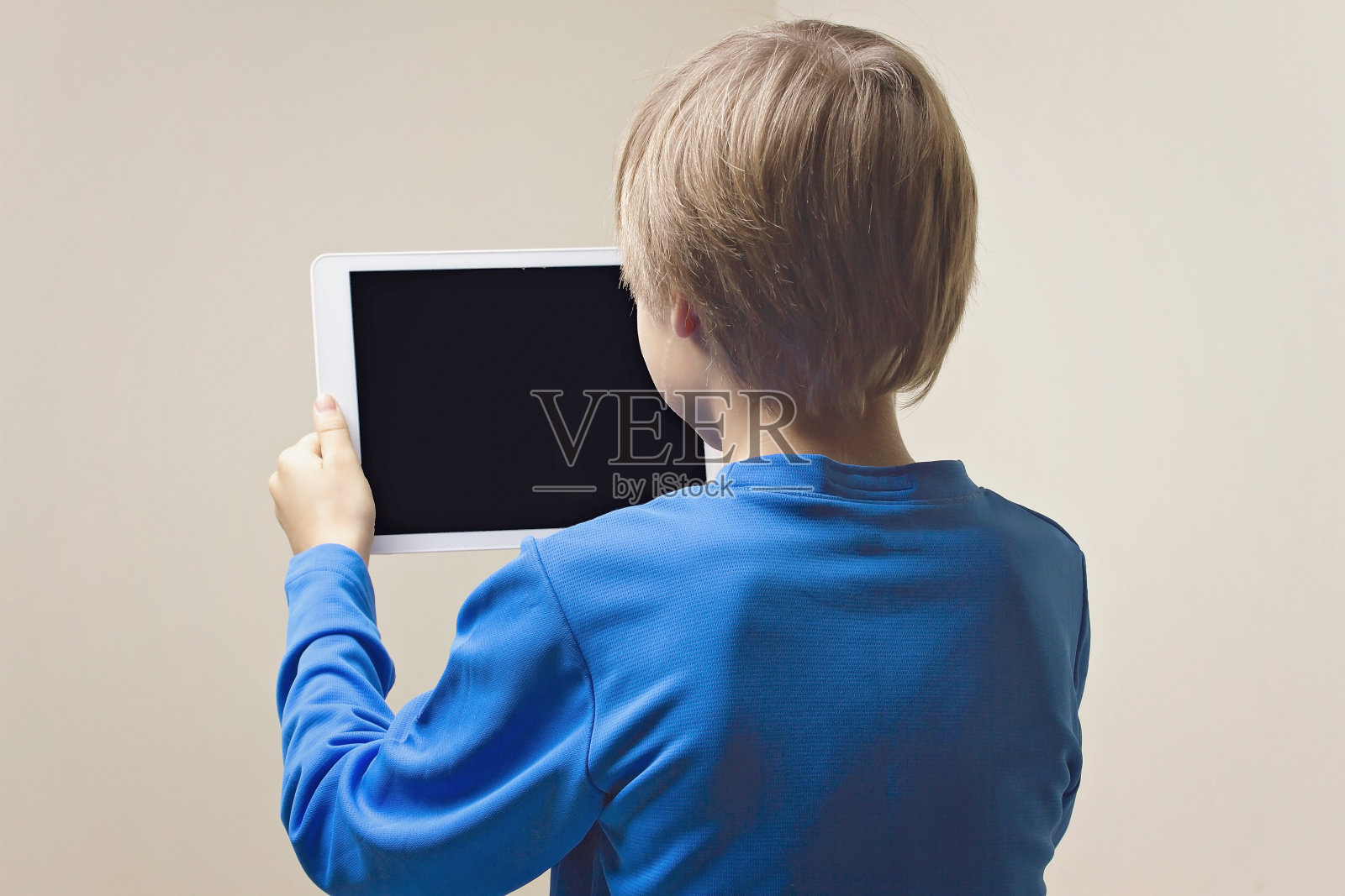 儿童与数字平板电脑。后视图照片摄影图片