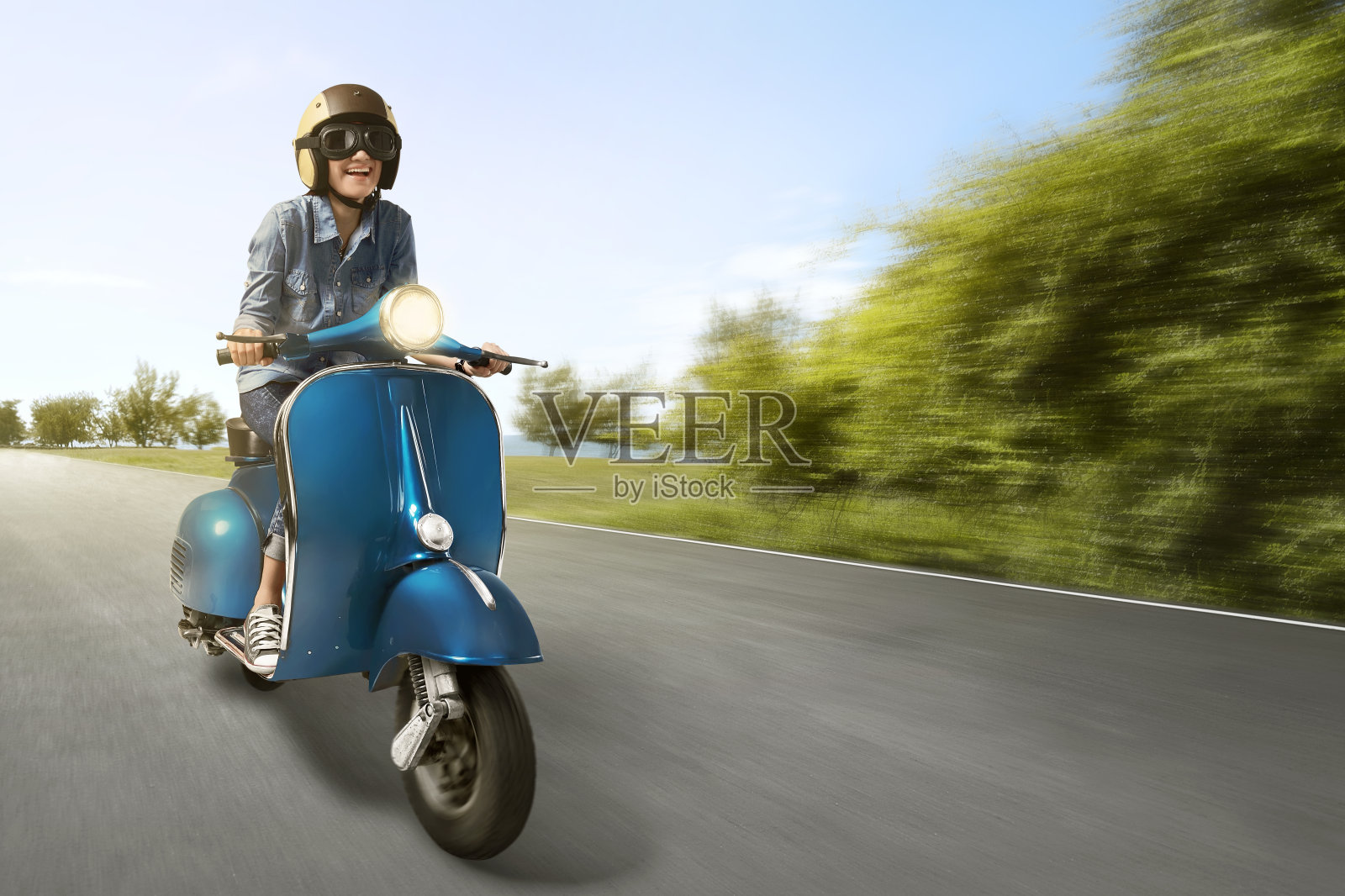 快乐的亚洲女人骑摩托车照片摄影图片