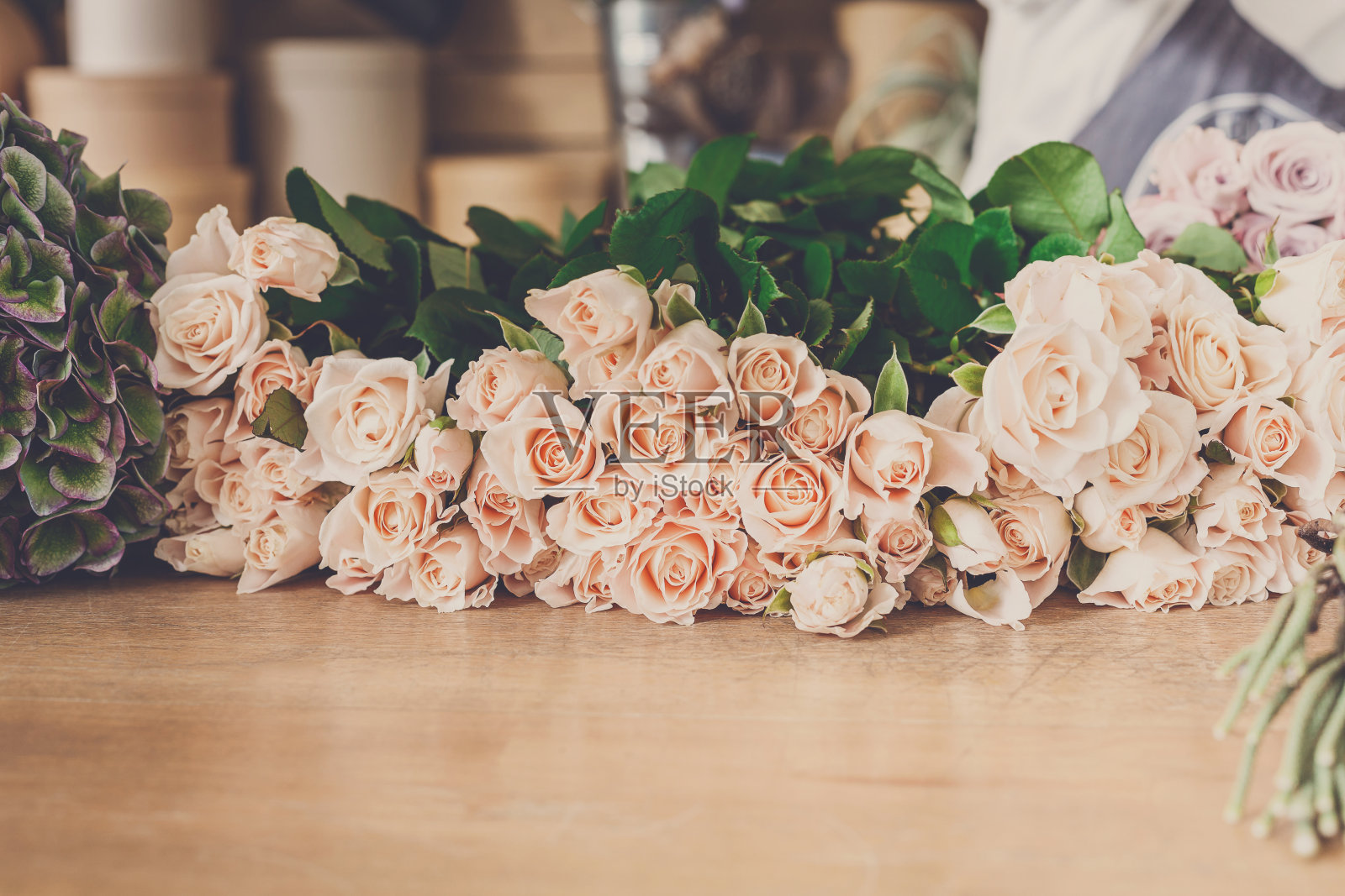 花店的背景。送花束的新鲜玫瑰照片摄影图片