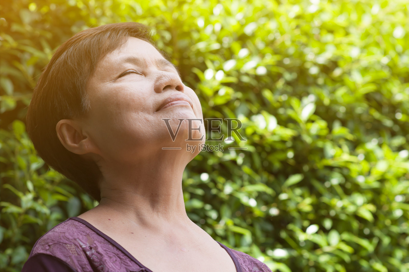 亚洲年长女性放松和呼吸新鲜空气。照片摄影图片