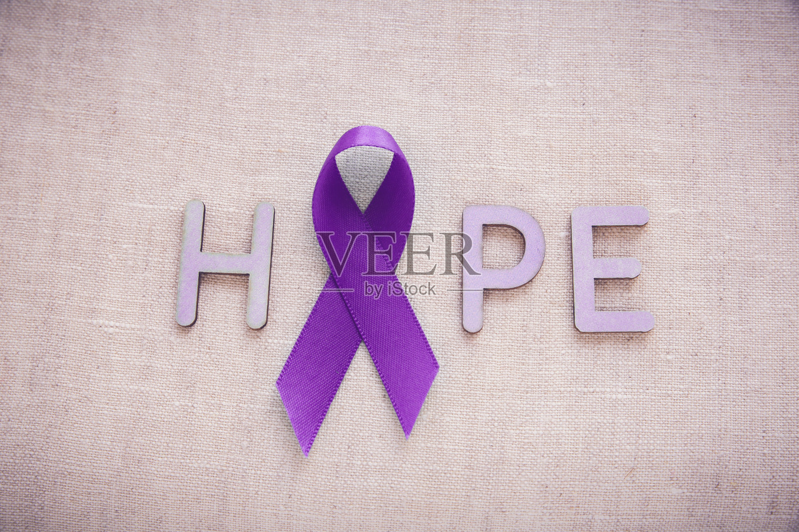 带着希望字的紫色丝带阿尔茨海默氏症胰腺c照片摄影图片