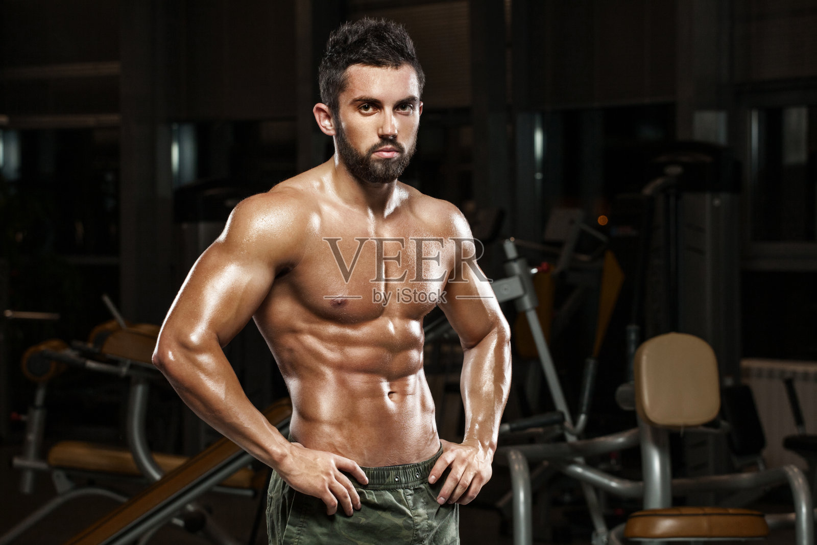 快乐的裸体肌肉男图片-商业图片-正版原创图片下载购买-VEER图片库