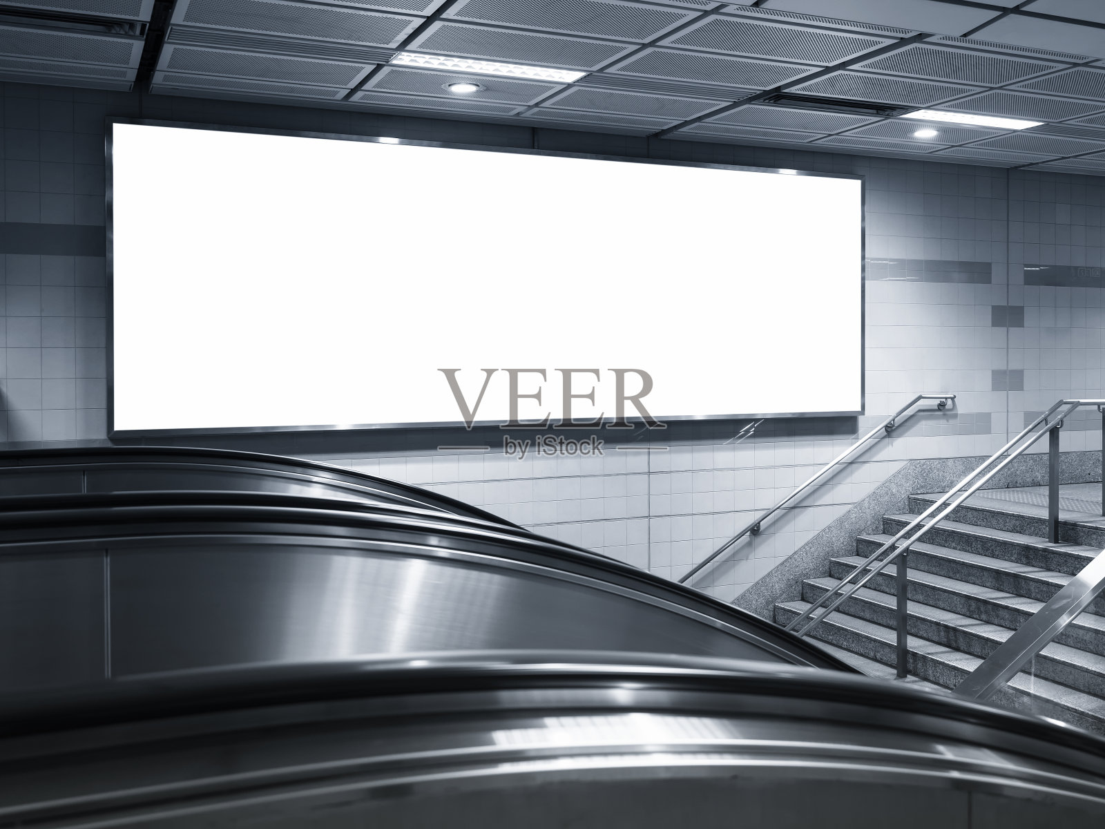 空白横大横幅广告牌在地铁站照片摄影图片