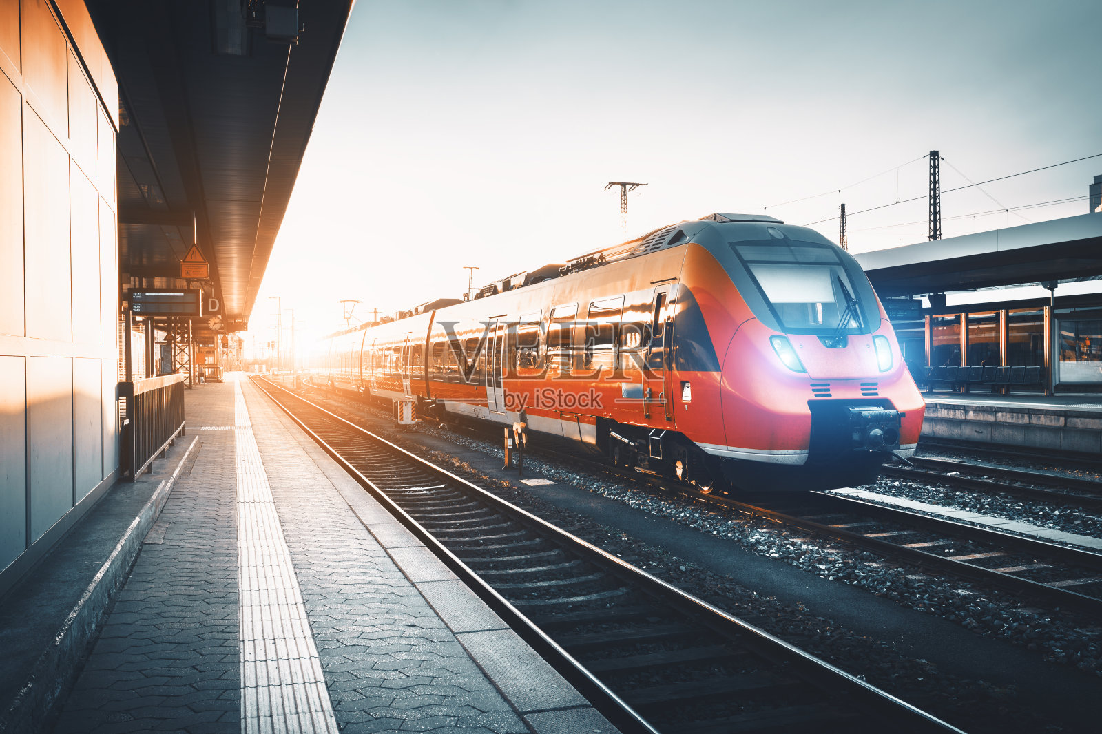 火车站里的现代高速红色通勤列车照片摄影图片