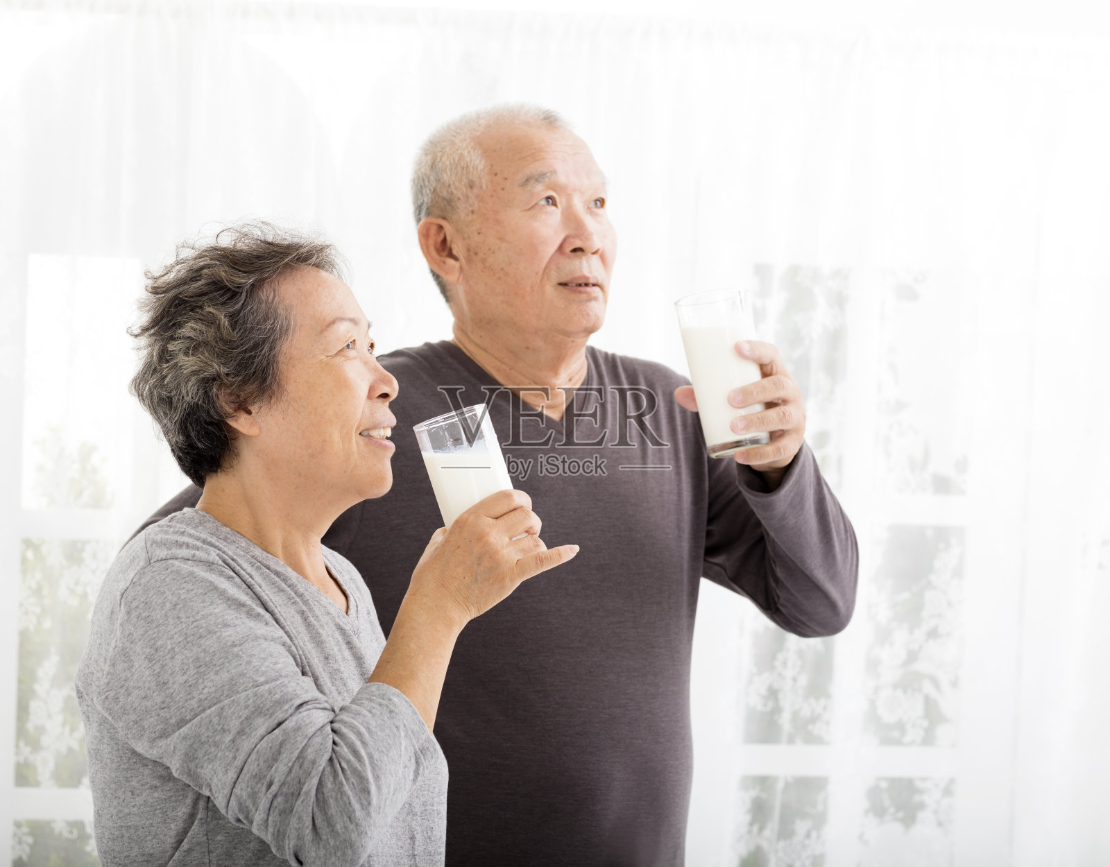 快乐的亚洲老年夫妇喝牛奶照片摄影图片