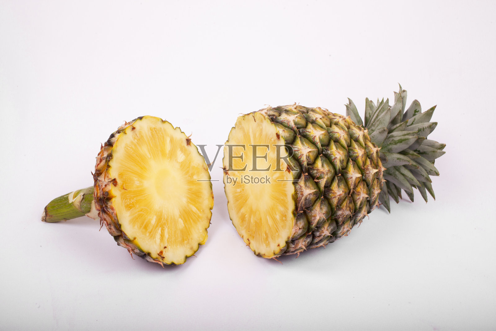 白色背景上的菠萝。照片摄影图片