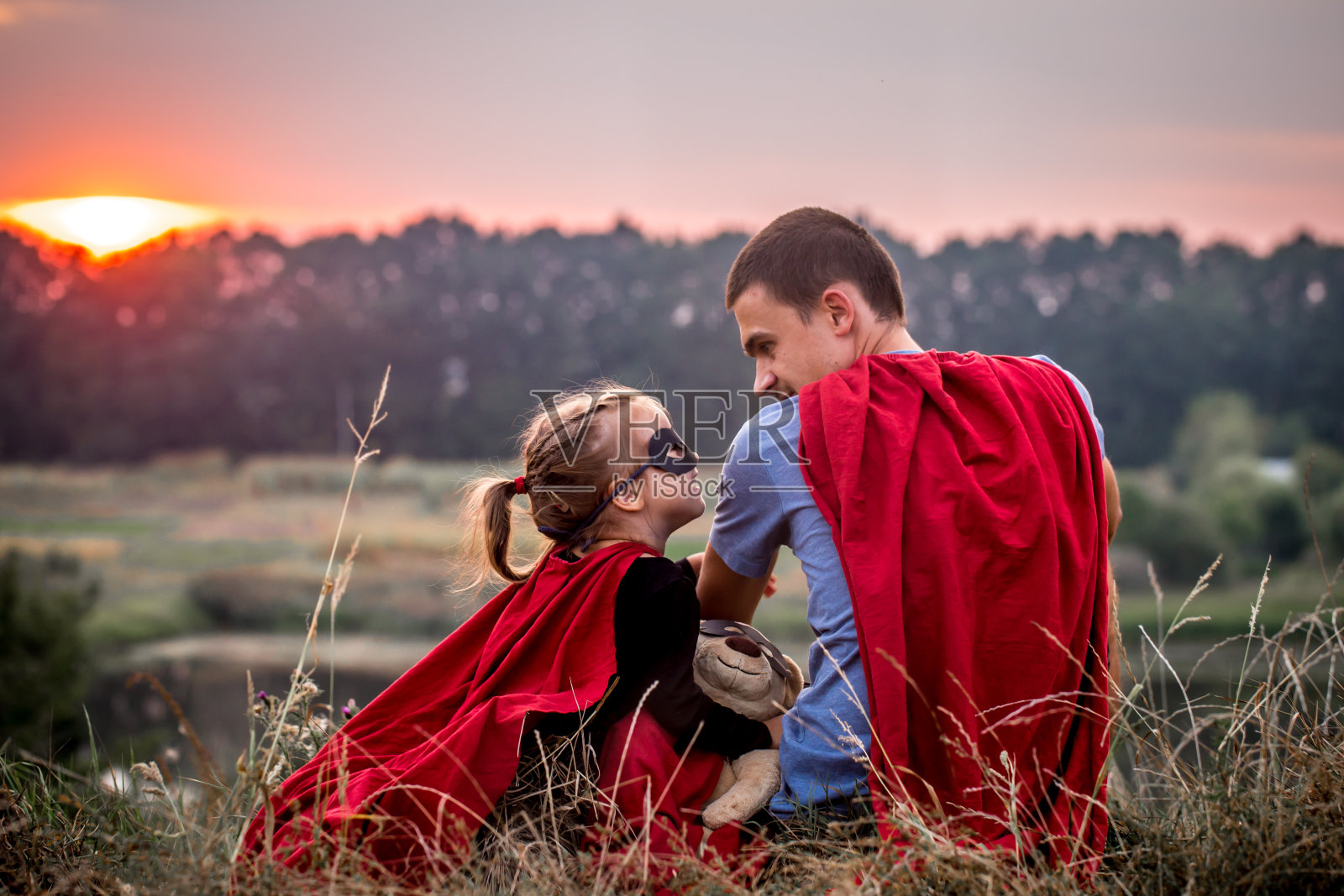 女孩和爸爸穿着超级英雄，幸福美满的家庭照片摄影图片