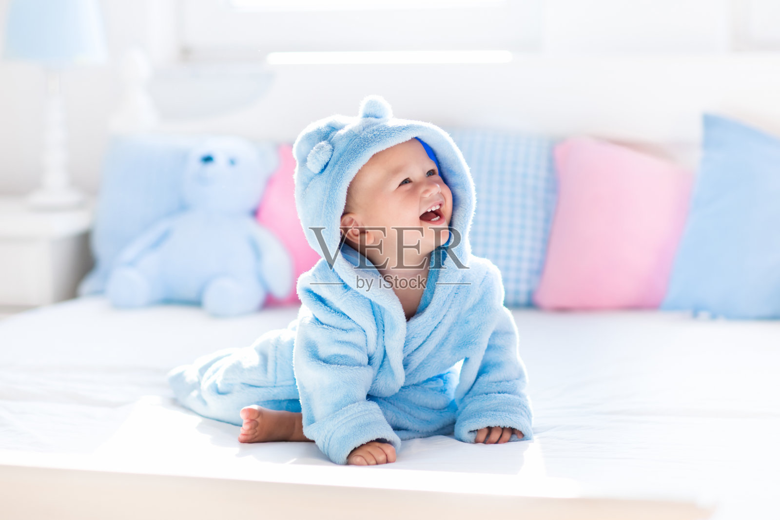 小婴儿沐浴后穿着浴衣或毛巾照片摄影图片
