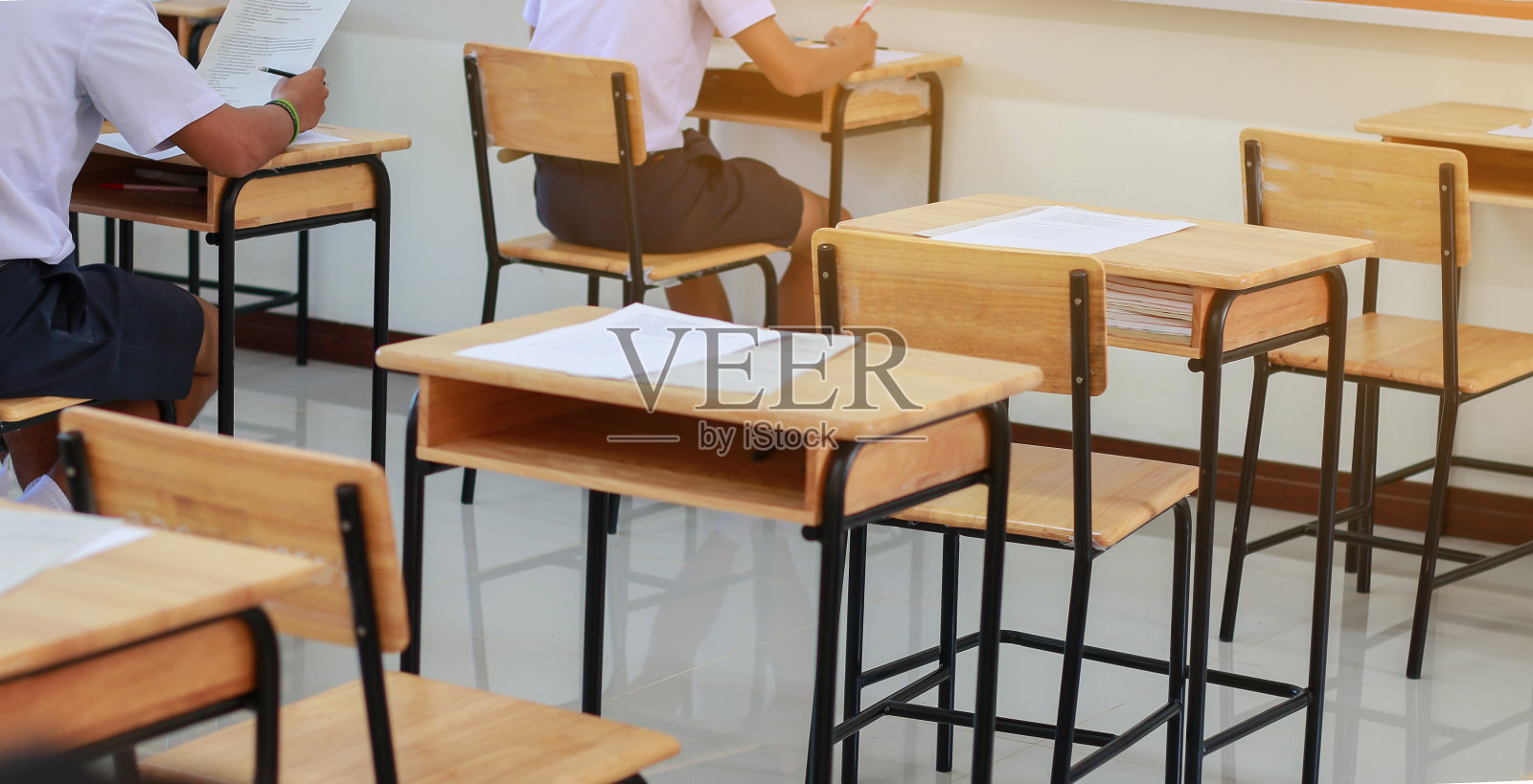 泰国高中教室里有课桌、黑板、白板照片摄影图片