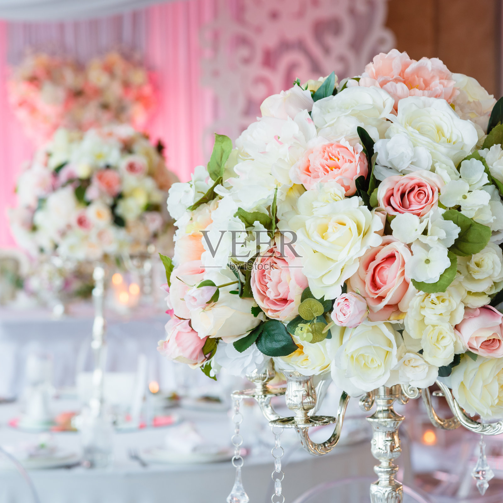 婚礼装饰，玫瑰花束和酒楼内部。照片摄影图片