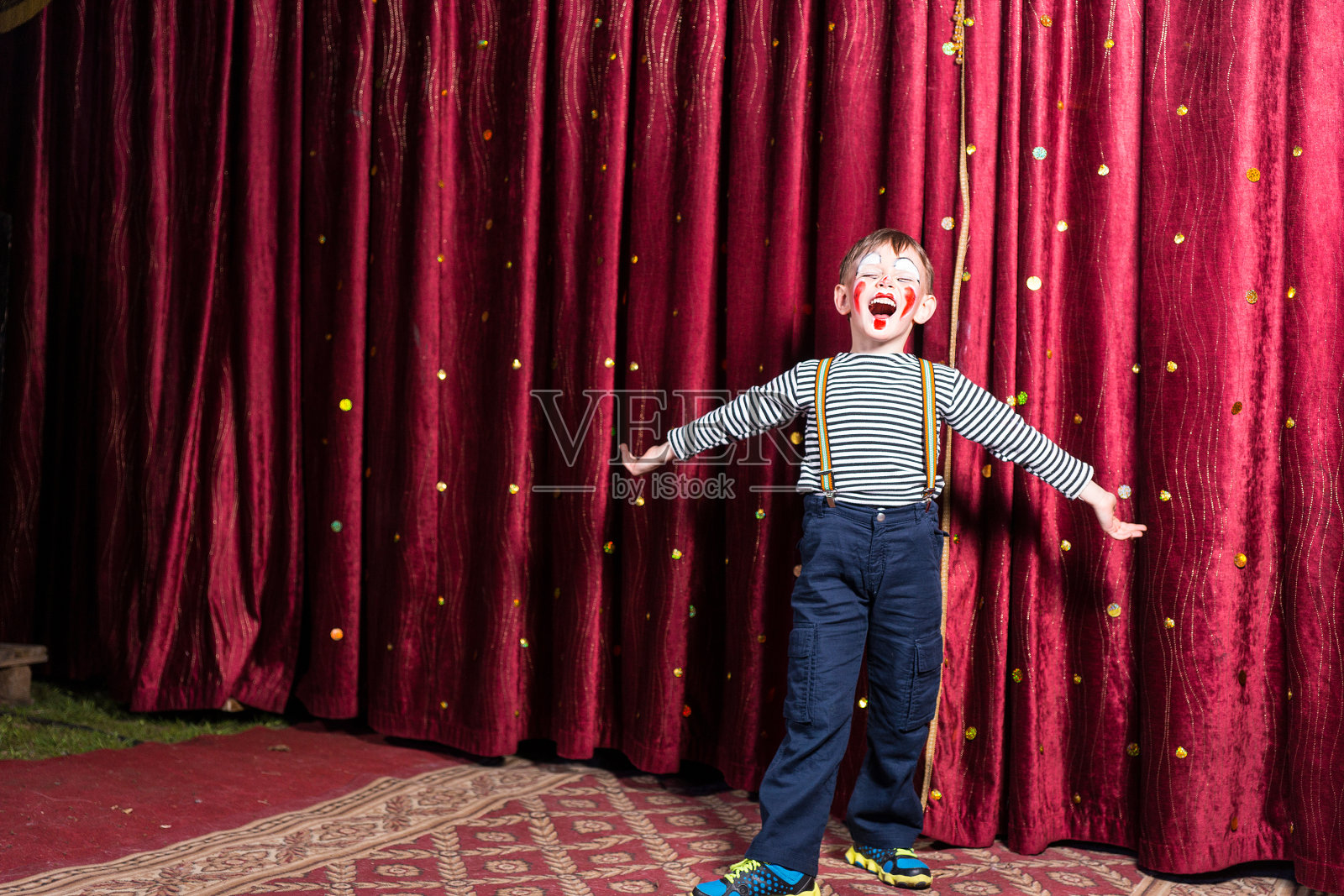 可爱的小男孩在舞台上唱歌照片摄影图片