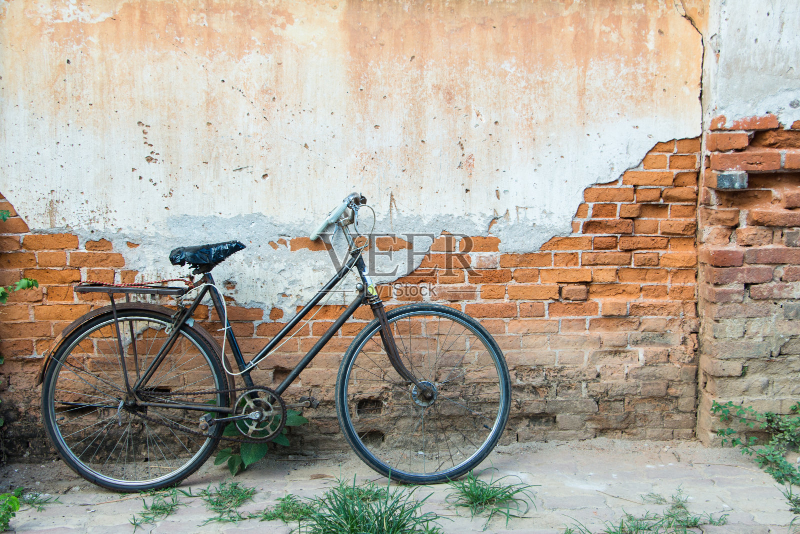 旧自行车红砖墙照片摄影图片