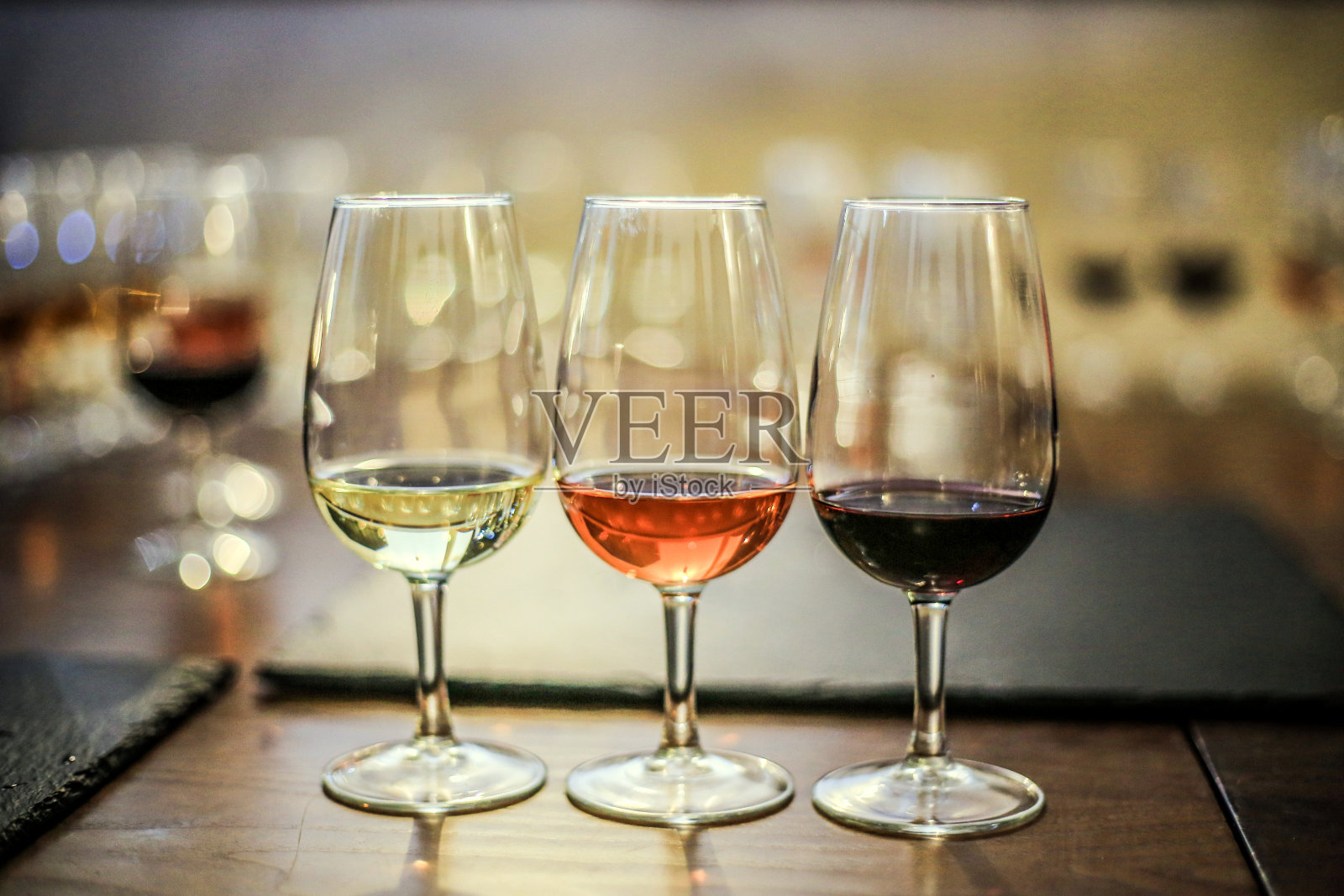 白葡萄酒rosé和红酒照片摄影图片