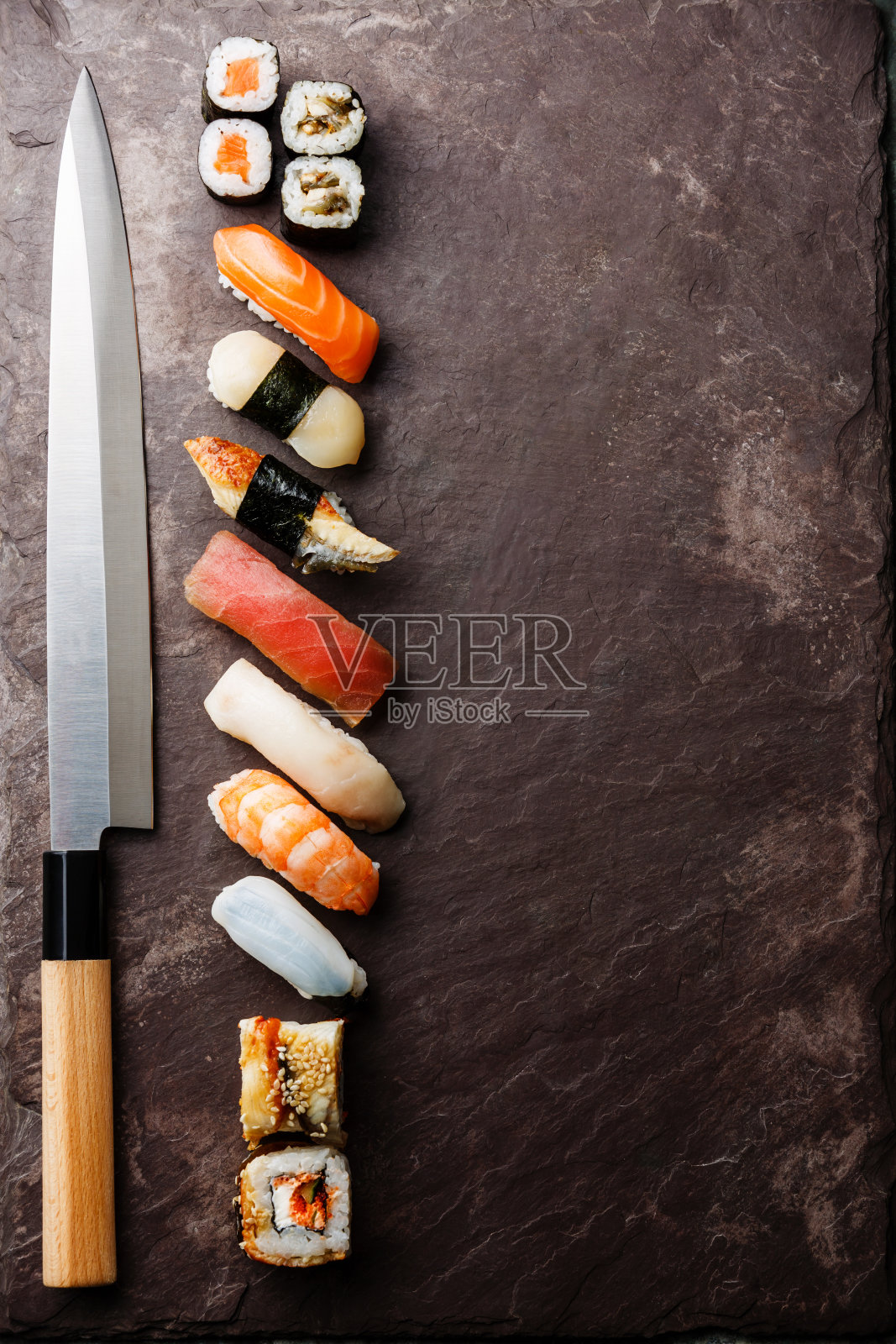 寿司和刀的石头背景照片摄影图片