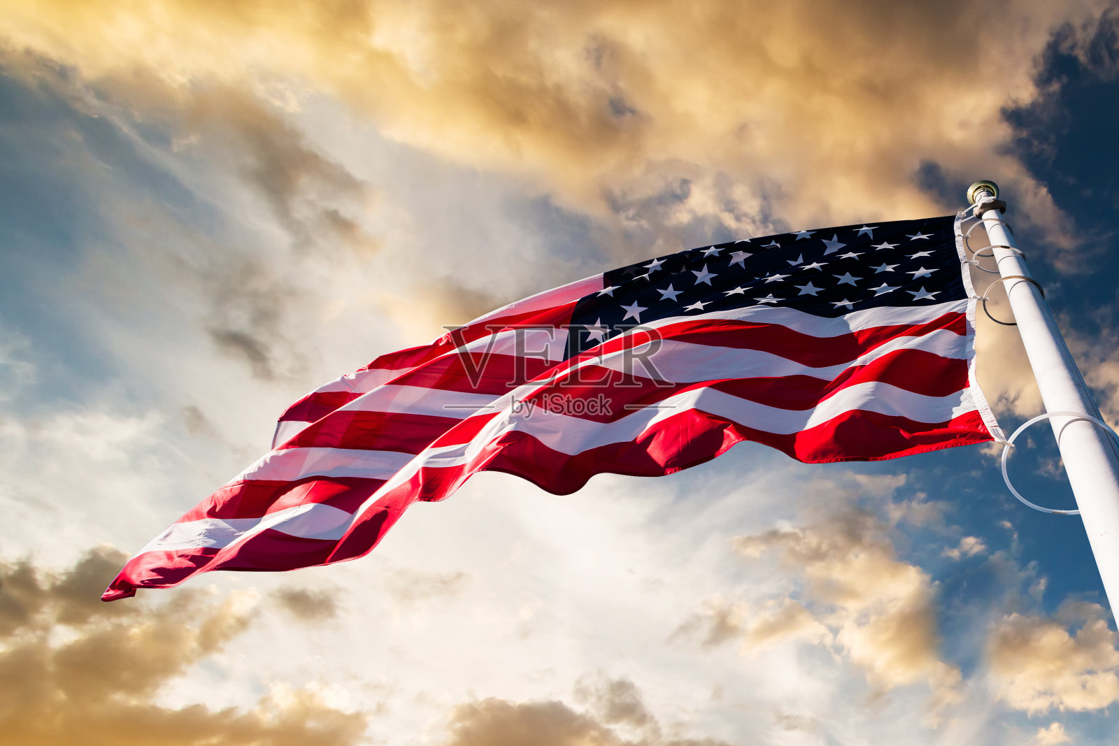 天空中飘扬着美国国旗照片摄影图片