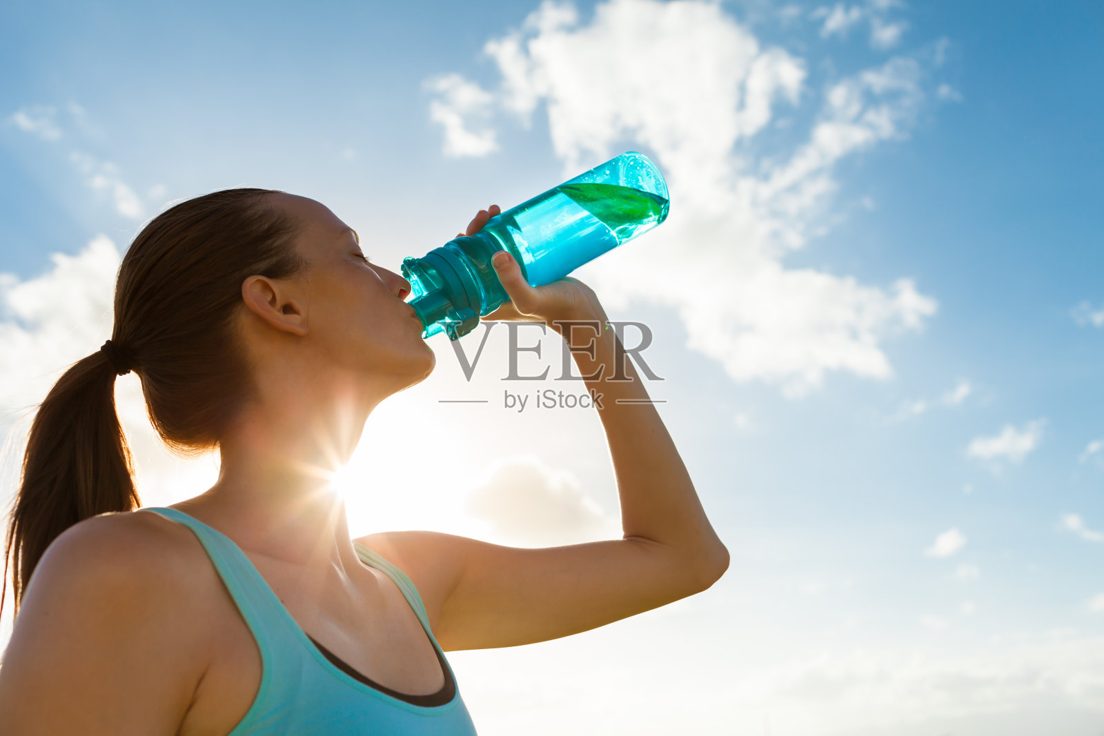 女性的饮用水照片摄影图片