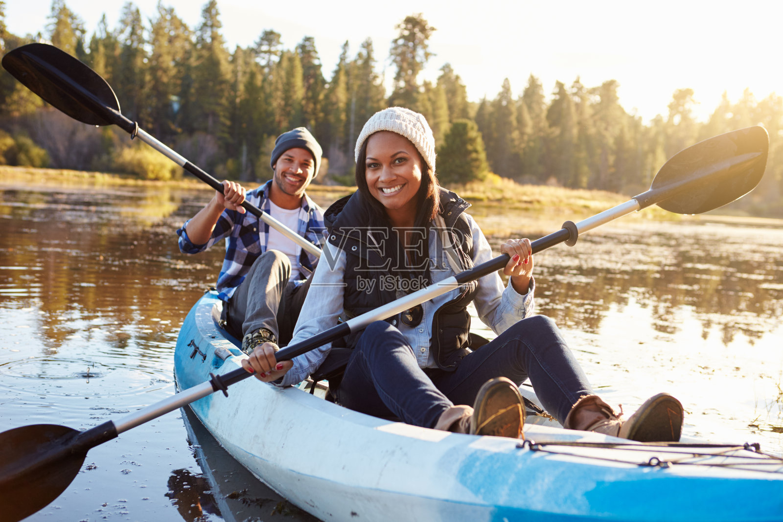 非洲裔美国夫妇在湖上划皮艇照片摄影图片