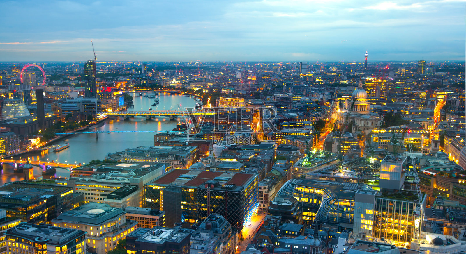 伦敦金融城。夕阳西下的伦敦全景。照片摄影图片