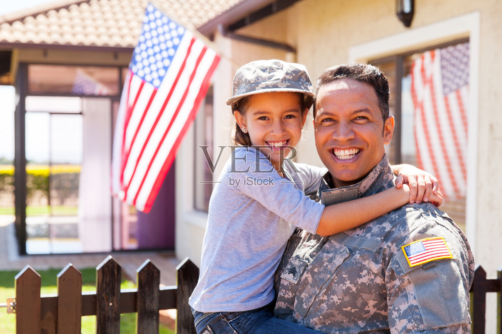 美国士兵和他的小女儿照片摄影图片