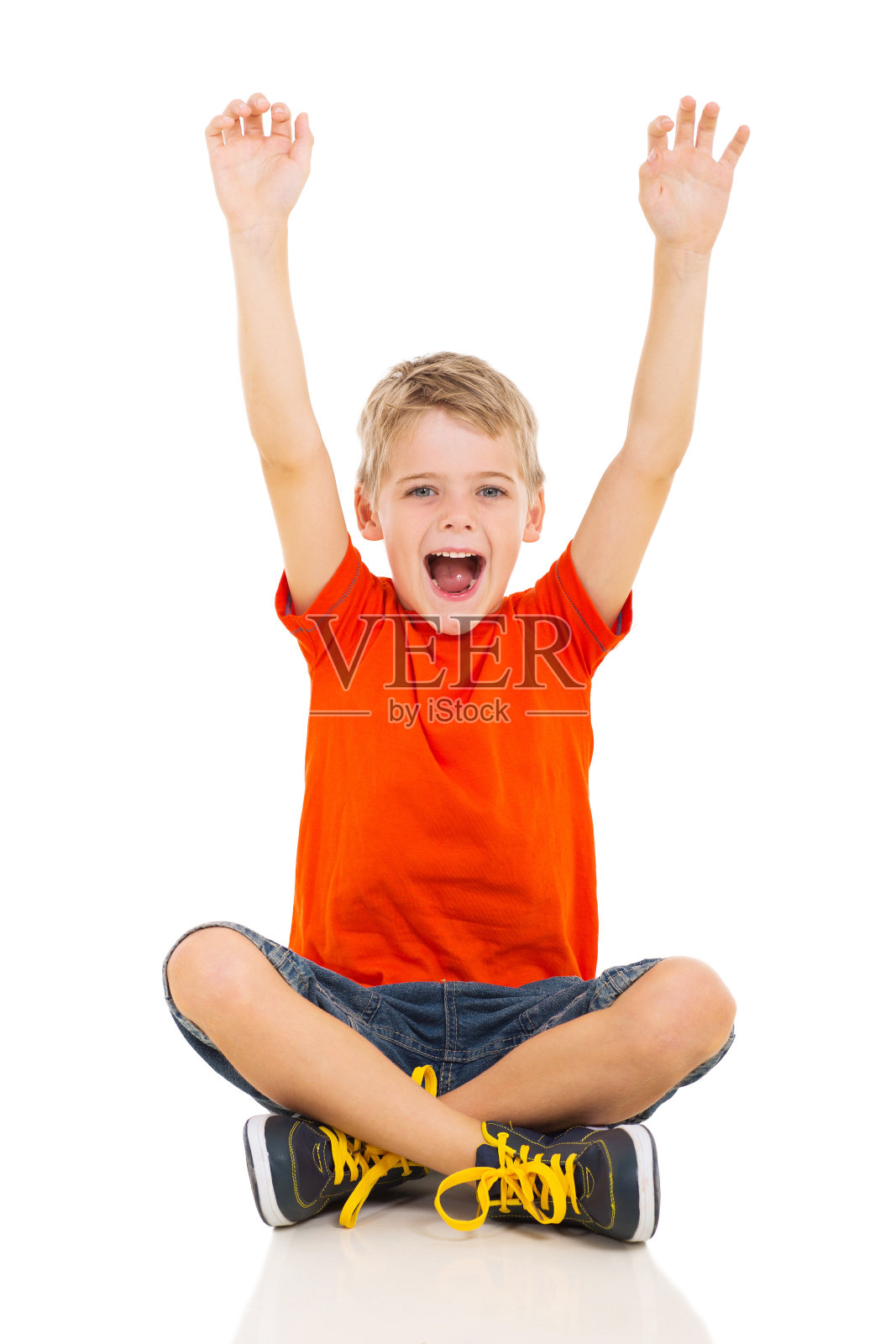快乐的小男孩举起手来照片摄影图片