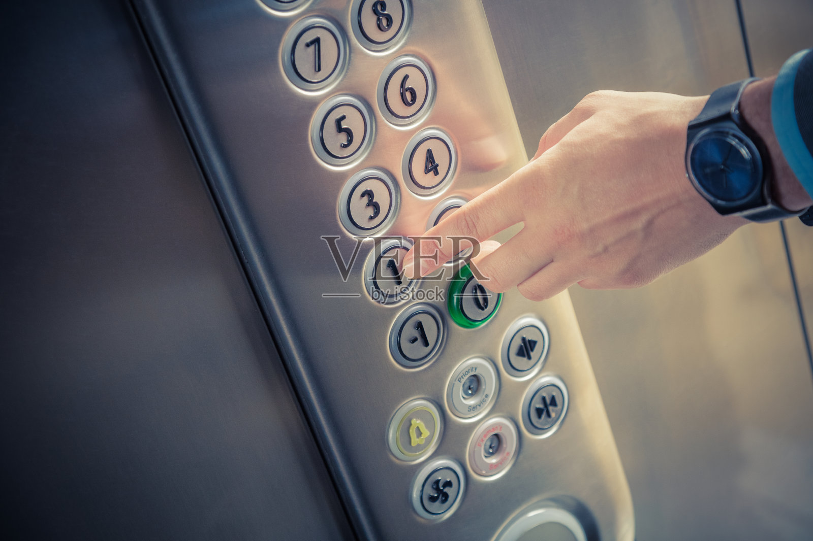男人的手指在电梯里按一楼的按钮照片摄影图片