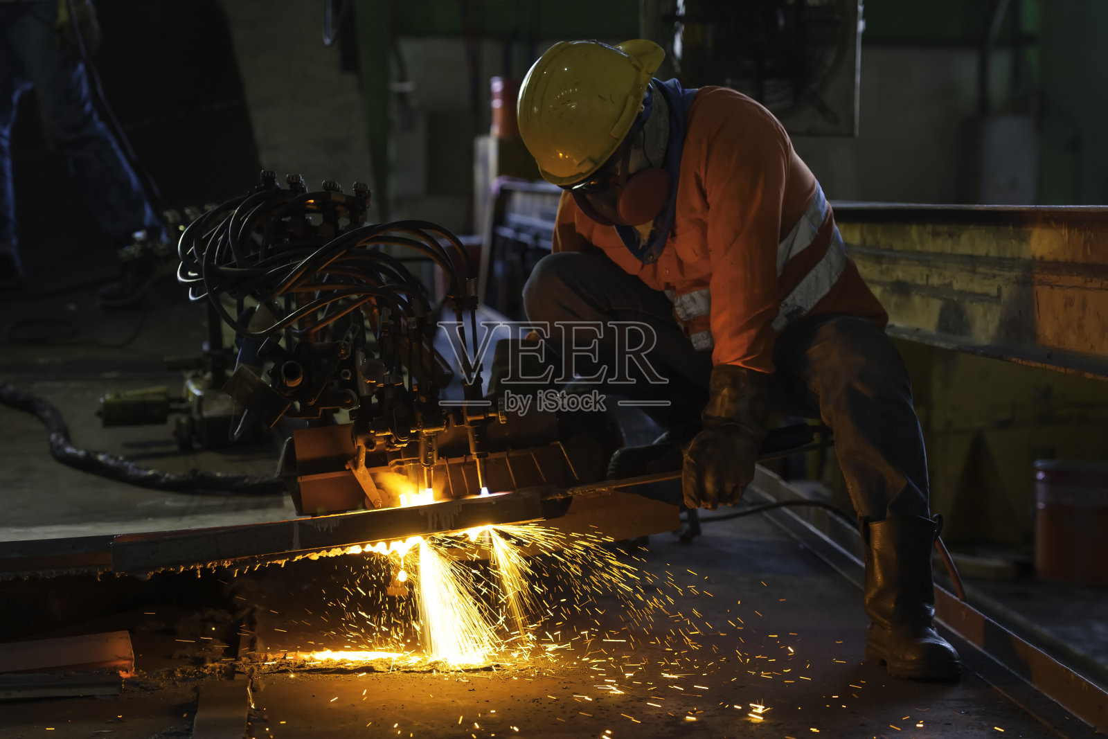 工业工人在工厂进行金属等离子切割照片摄影图片